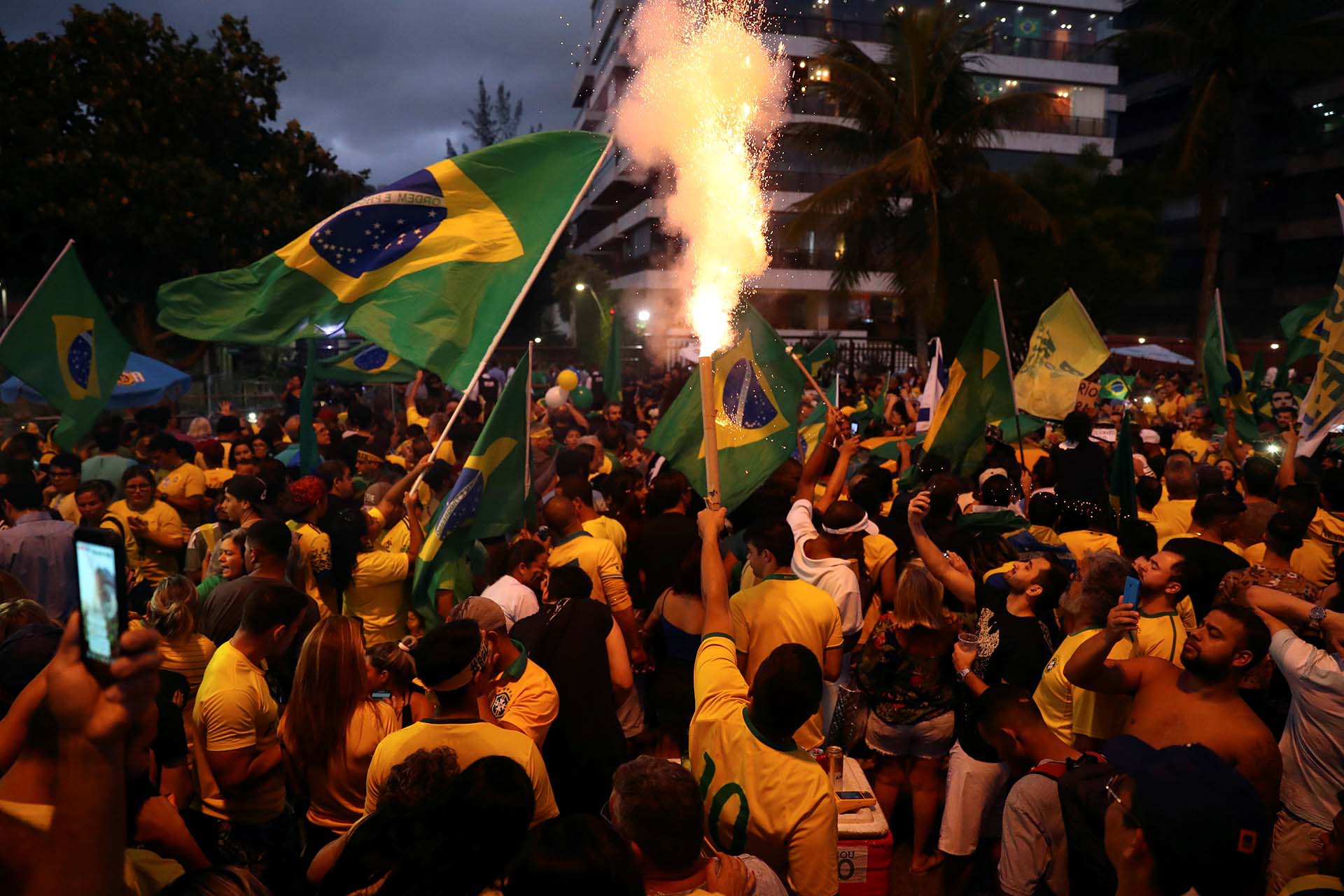 Bengalas y banderas para celebrar el triunfo de Bolsonaro (REUTERS/Pilar Olivares)