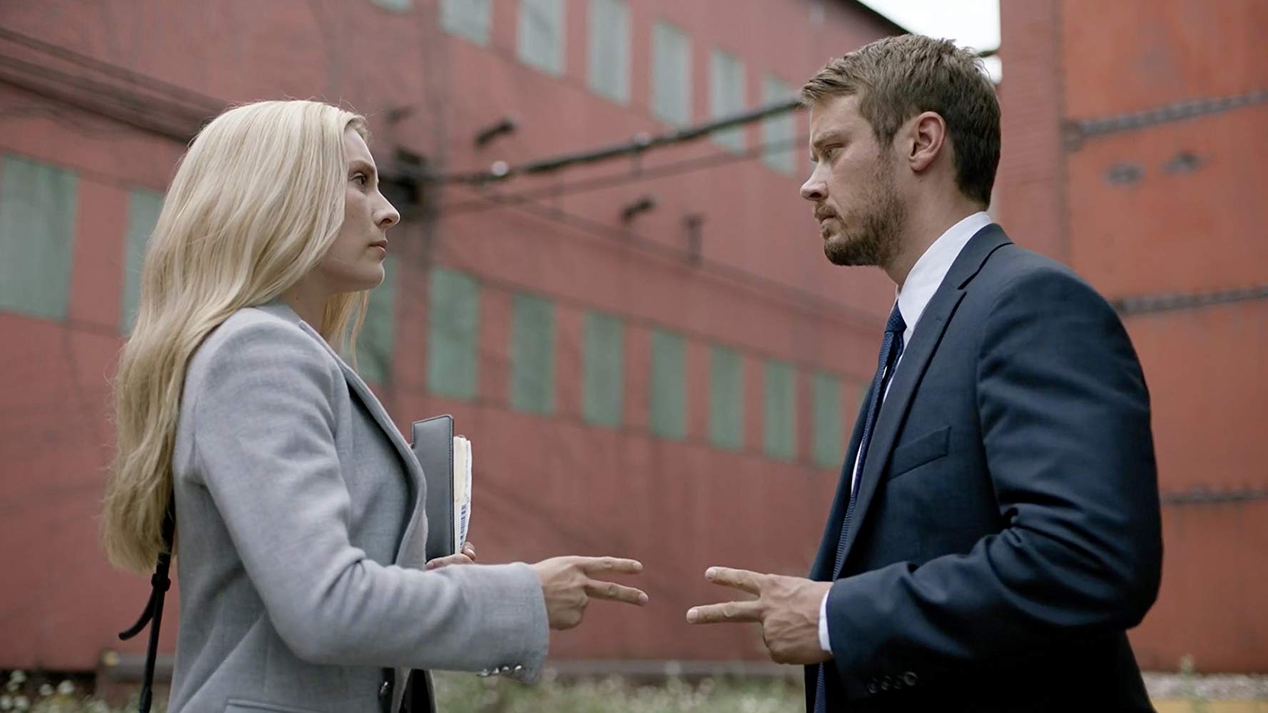 Michael Dorman, protagonista de la serie, es músico en la vida real. Él escribe y compone toda la música que se escucha en la serie.