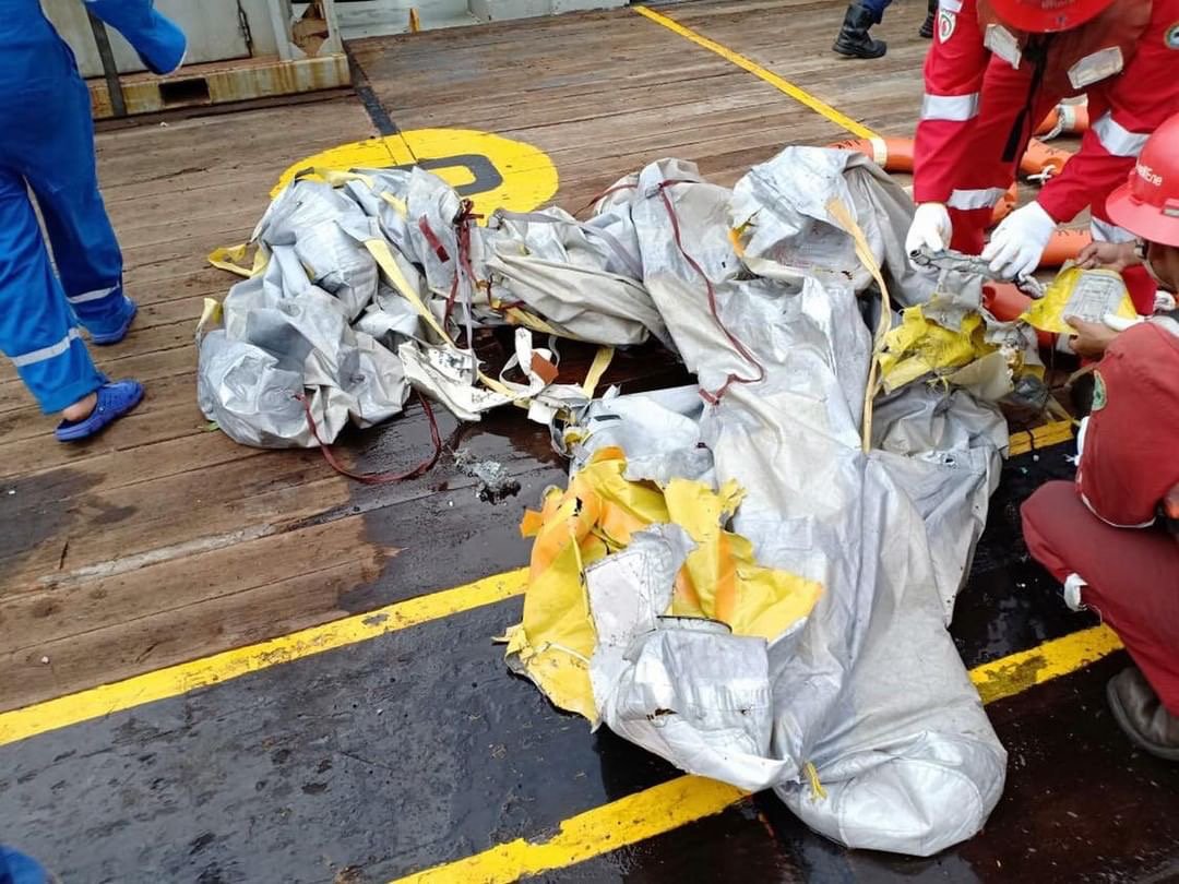 Escombros del avión rescatados en el mar.