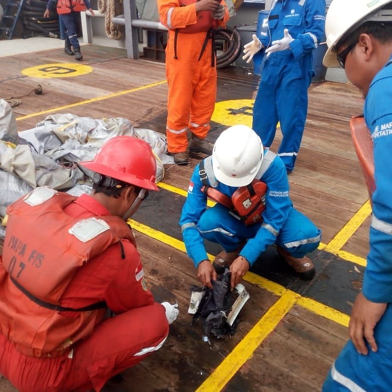 Socorristas revisan lo que al parecer son restos del avión.
