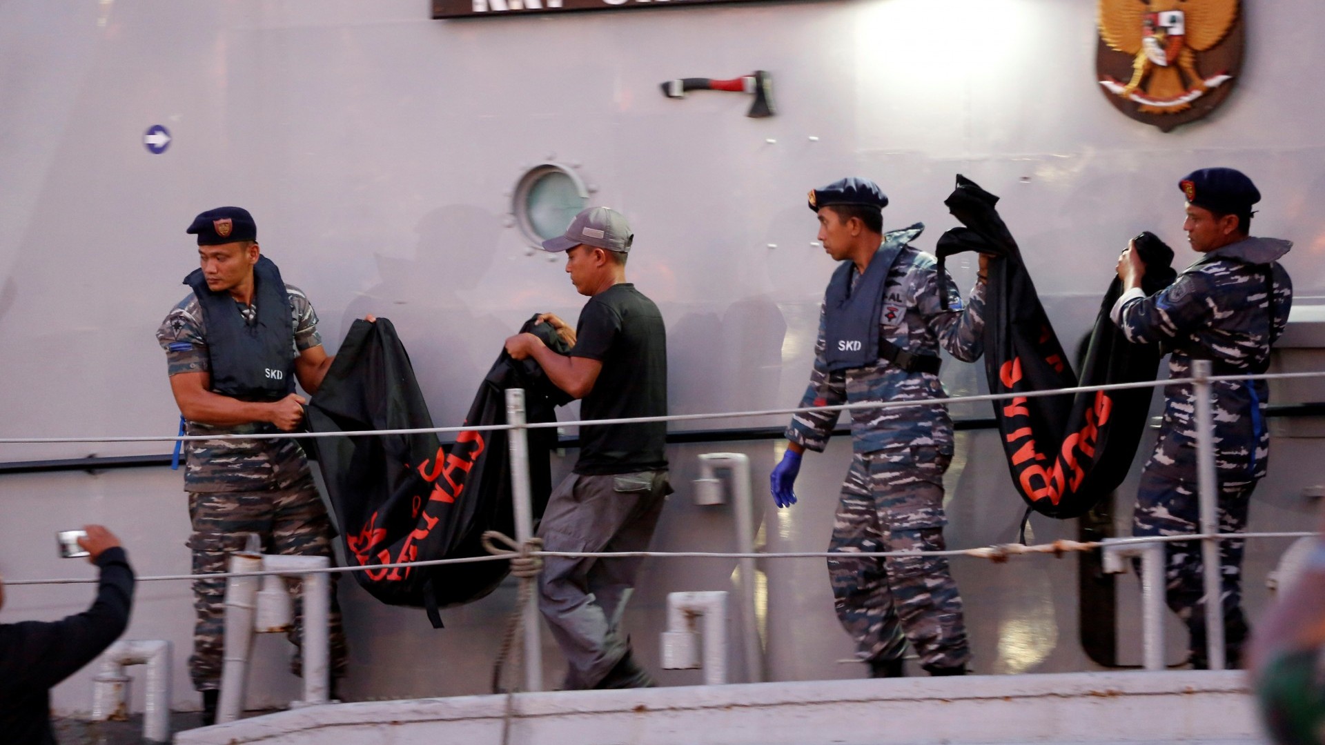 Rescatistas trasladan los cuerpos hallados en el mar (Reuters)