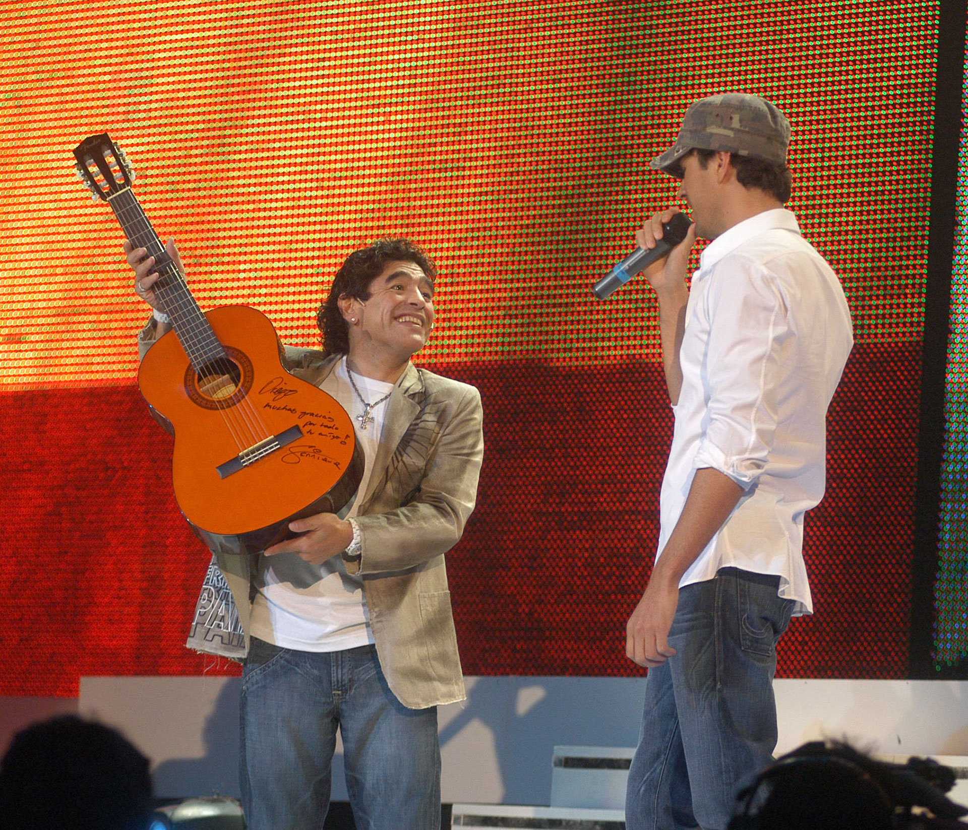 Maradona, con Enrique Iglesias, en su programa