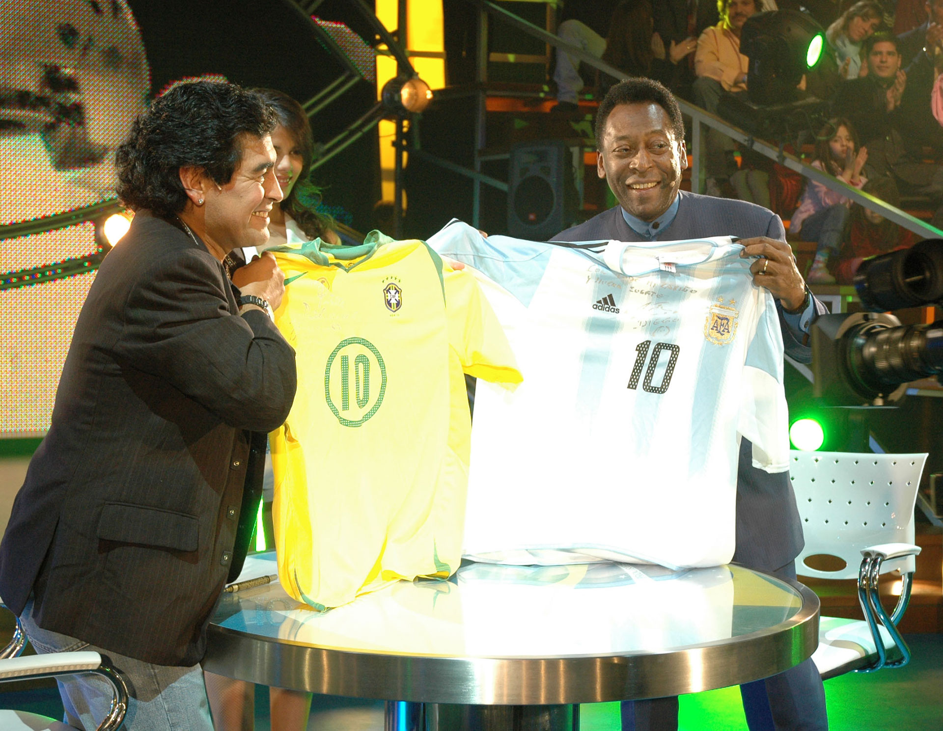 El encuentro entre Maradona y Pelé en “La noche del Diez”, el programa que condujo en 2005 (Foto: NA)