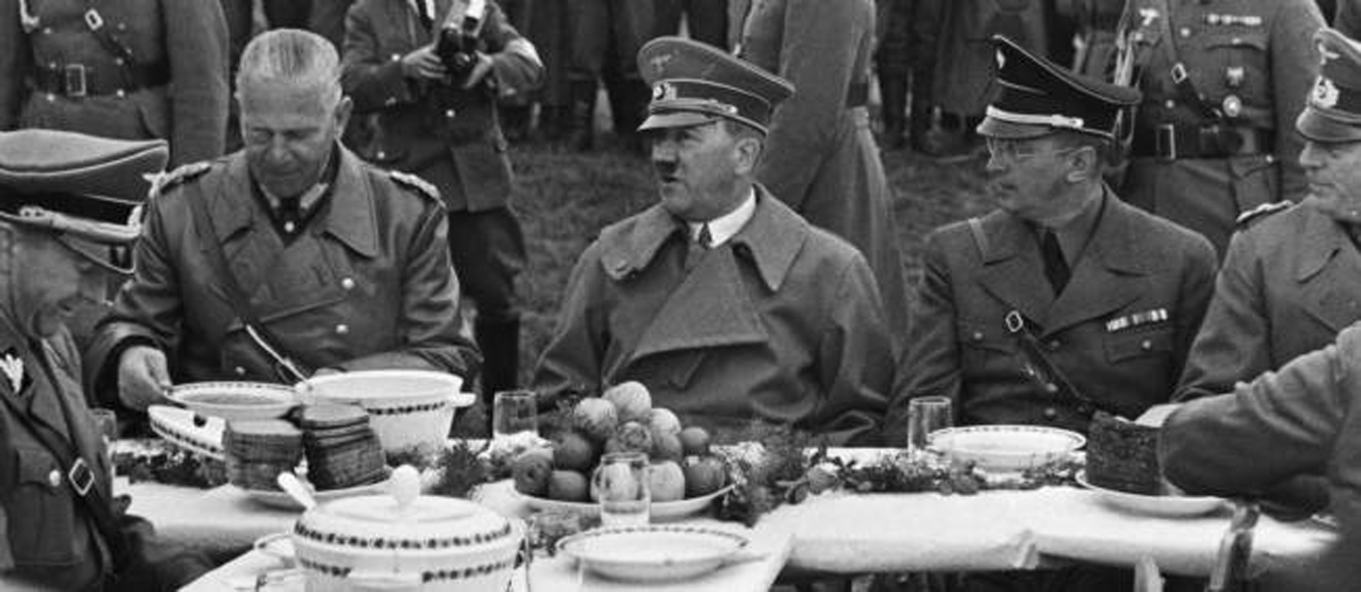 Adolf Hitler entre sus jerarcas nazis