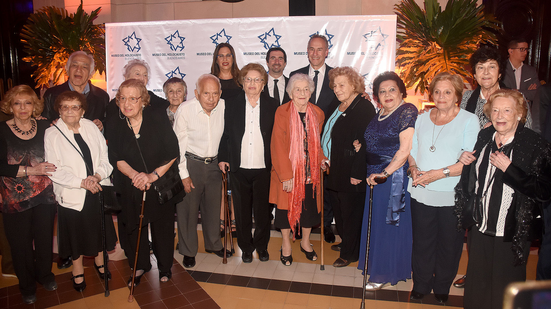 En la fila de atrás: Fabiana Mimdlin, Jonathan Karszembaum – directores del Museo- Marcelo Mindlin jnto a sobrevivientes del Holocausto junto a la comisión directiva del Museo del Holocausto