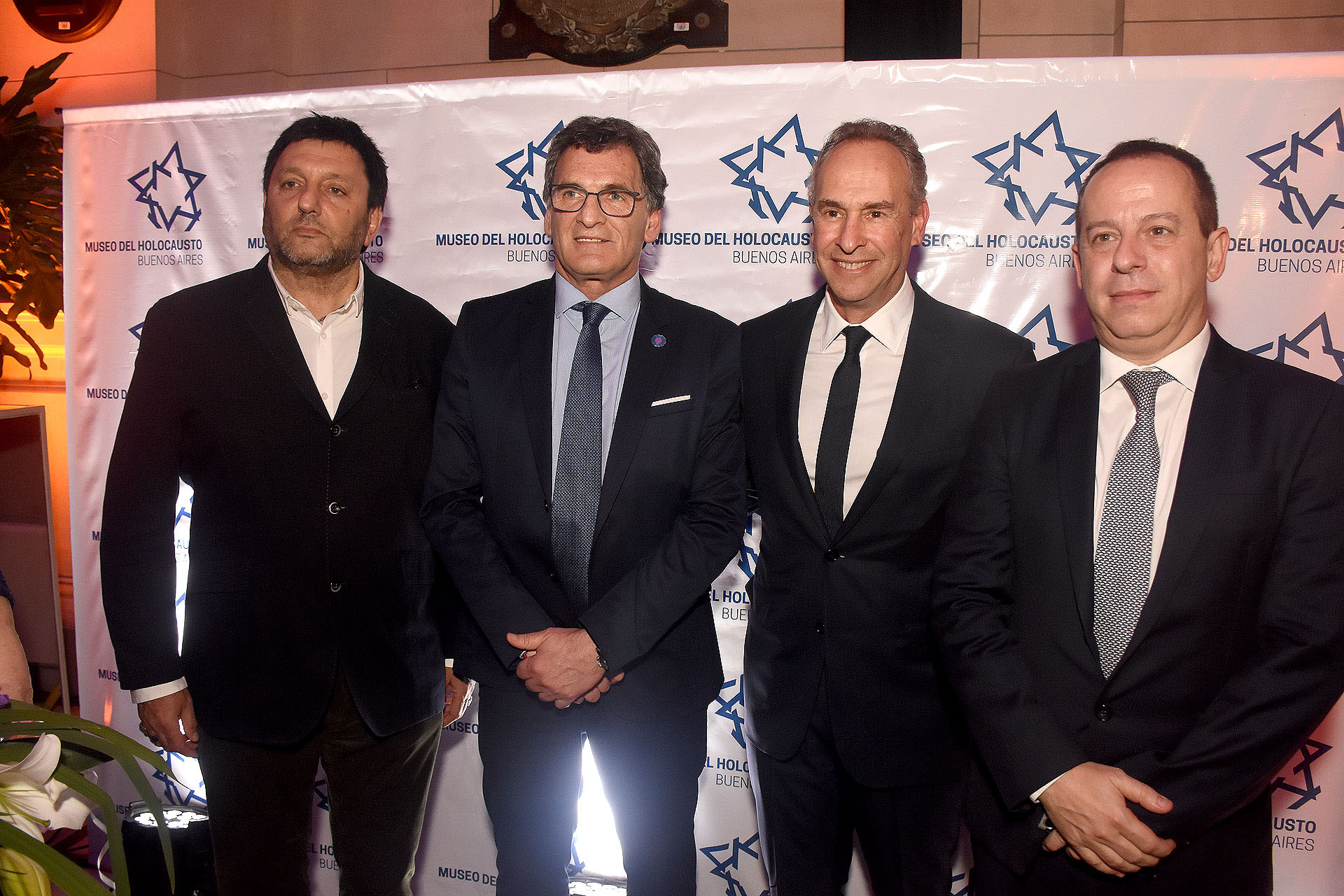 Gabriel Hochbaum, Claudio Avruj, secretario de Derechos Humanos de la Nación y Presidente Honorario del Museo del Holocausto, Marcelo Mindlin y Martín Etchevers, presidente de la Asociación de Entidades Periodísticas Argentinas