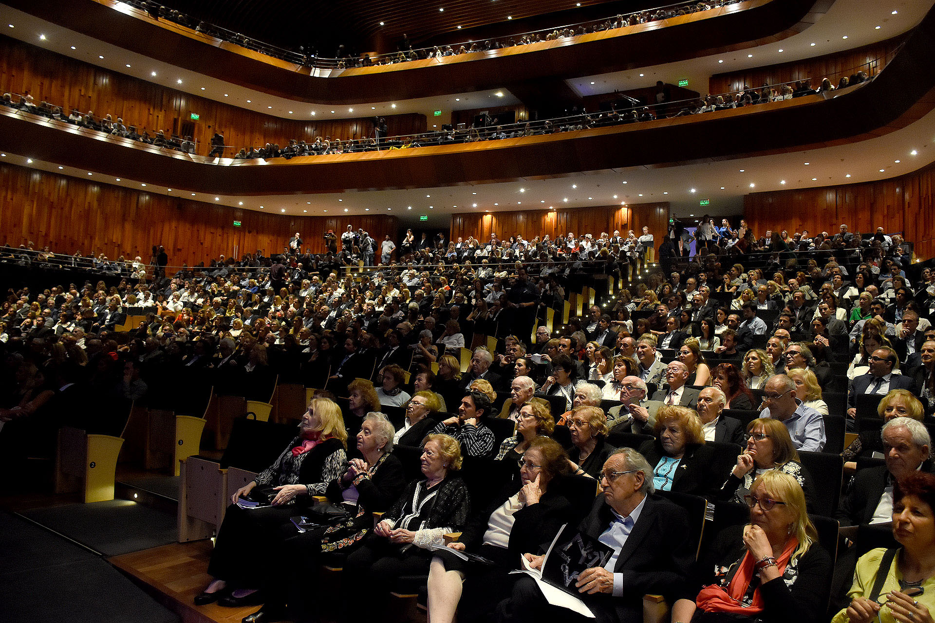 Sala llena del CCK, con referentes de la políticas, sectores privados y un grupo de sobrevivientes del Holocausto