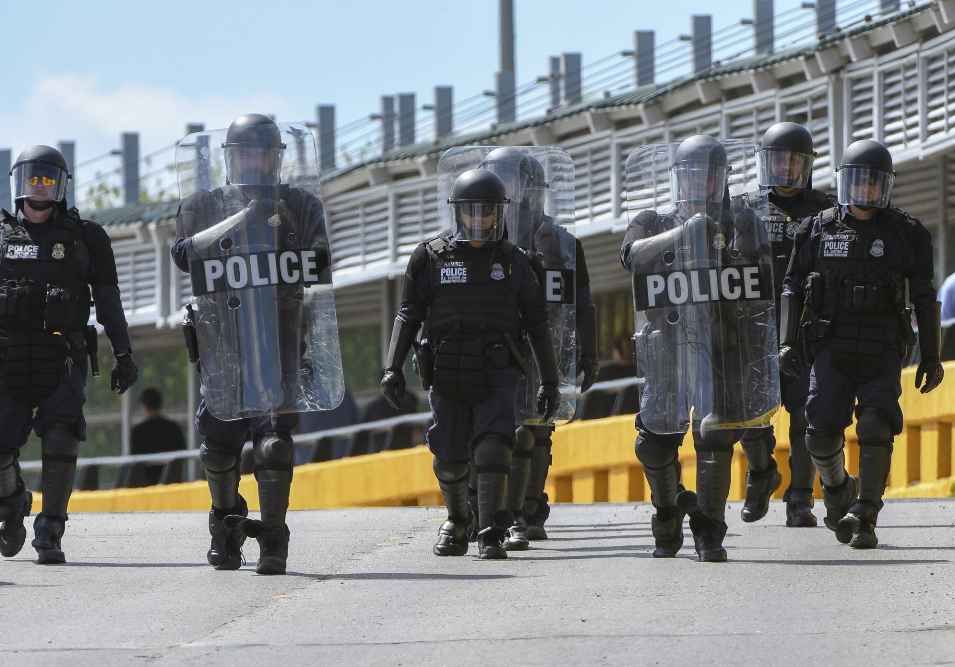 Policías desplegados en la frontera de Texas (Jason Hoekema/The Brownsville Herald via AP)