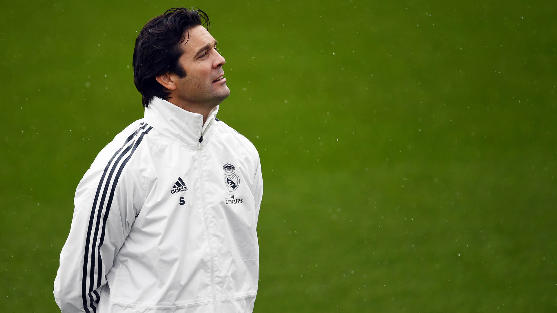 Santiago Solari es mirado de reojo por los referentes del plantel del Real Madrid (Photo by GABRIEL BOUYS / AFP)