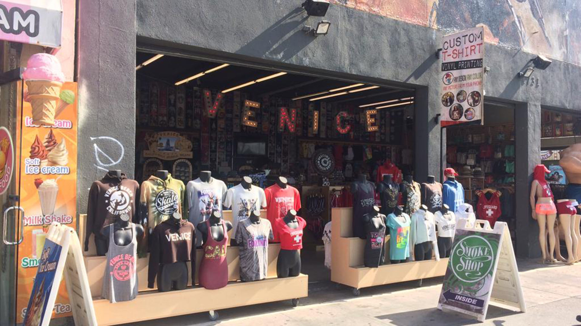 Paseo comercial en la playa de Venice