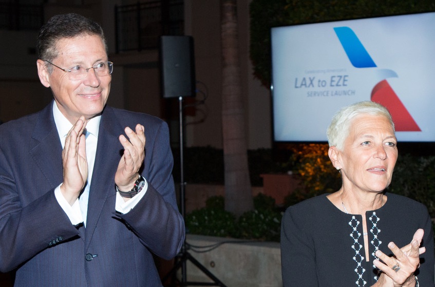 La vicepresidenta senior de American Airlines para Los Ángeles, Suzanne Boda (der), durante la presentación del vuelo a Buenos Aires (Silvia Mautner)