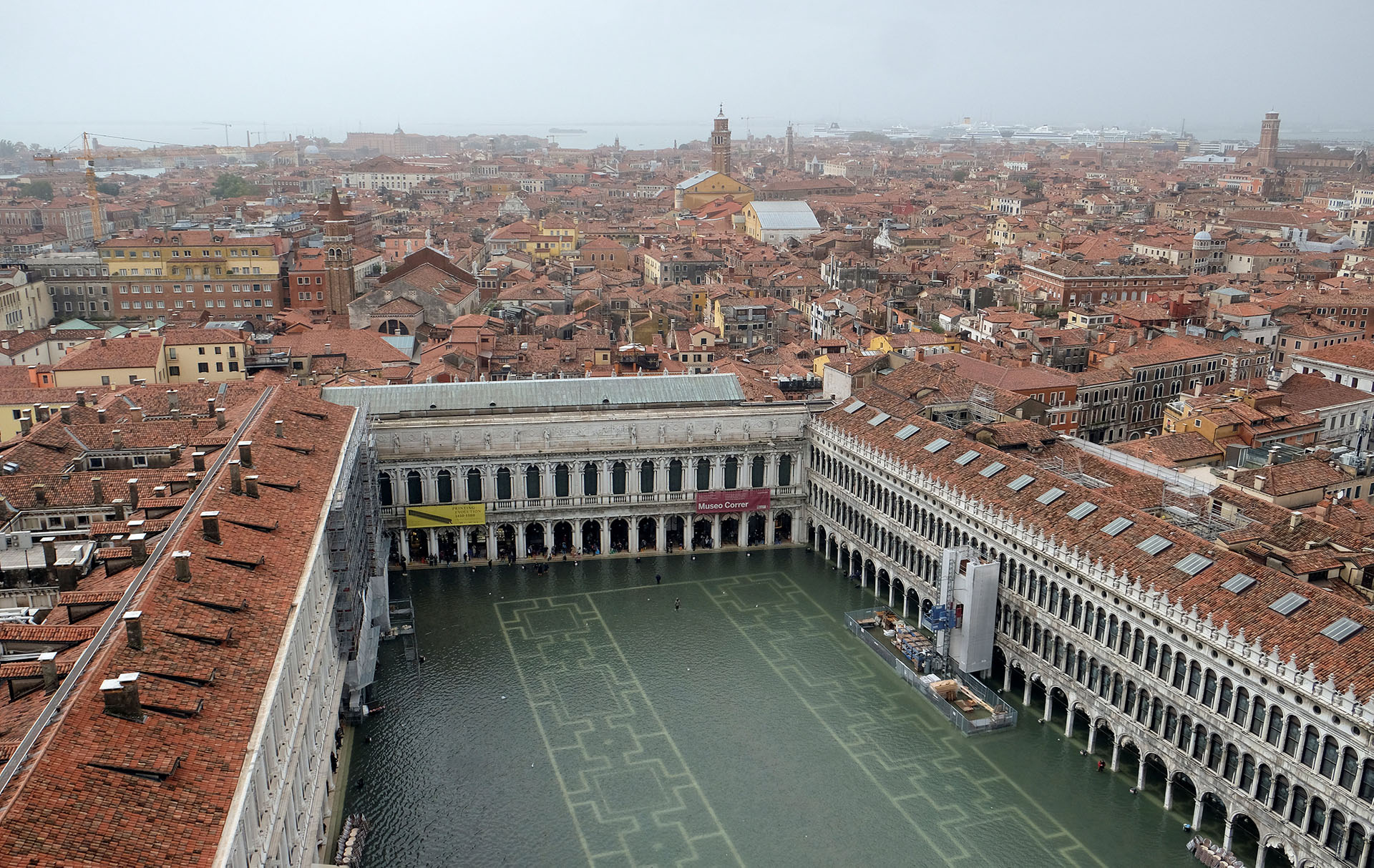 Venecia suele inundarse cuando los vientos fuertes empujan el agua desde la laguna, pero los niveles del lunes fueron excepcionales. El pico fue el mÃ¡s alto desde diciembre de 2008, de acuerdo con estadÃ­sticas municipales
