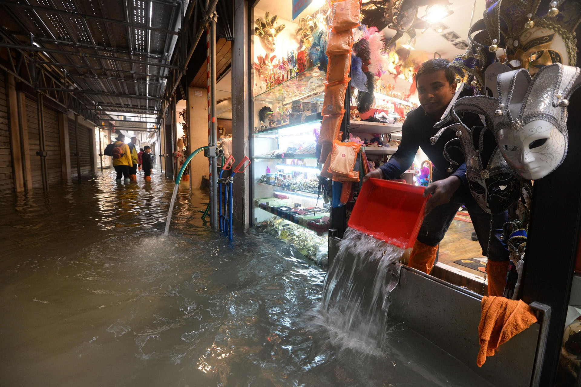 Un comerciante intenta bajar el nivel del agua que inundÃ³ su negocio