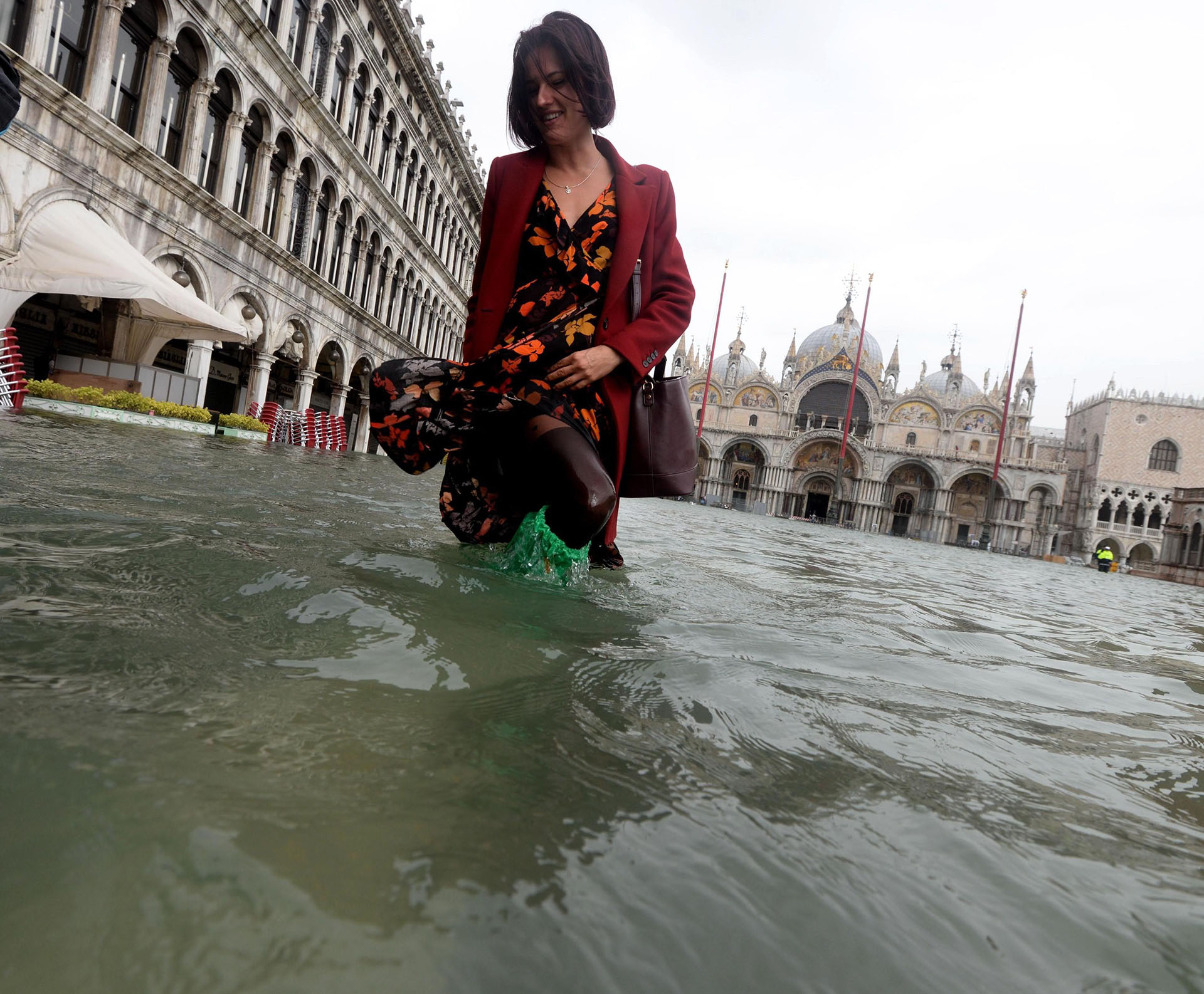 Una turista pasea por una inundada plaza de San Marcos. Seis regiones italianas estÃ¡n en alerta roja por el fuerte temporal y las intensas lluvias