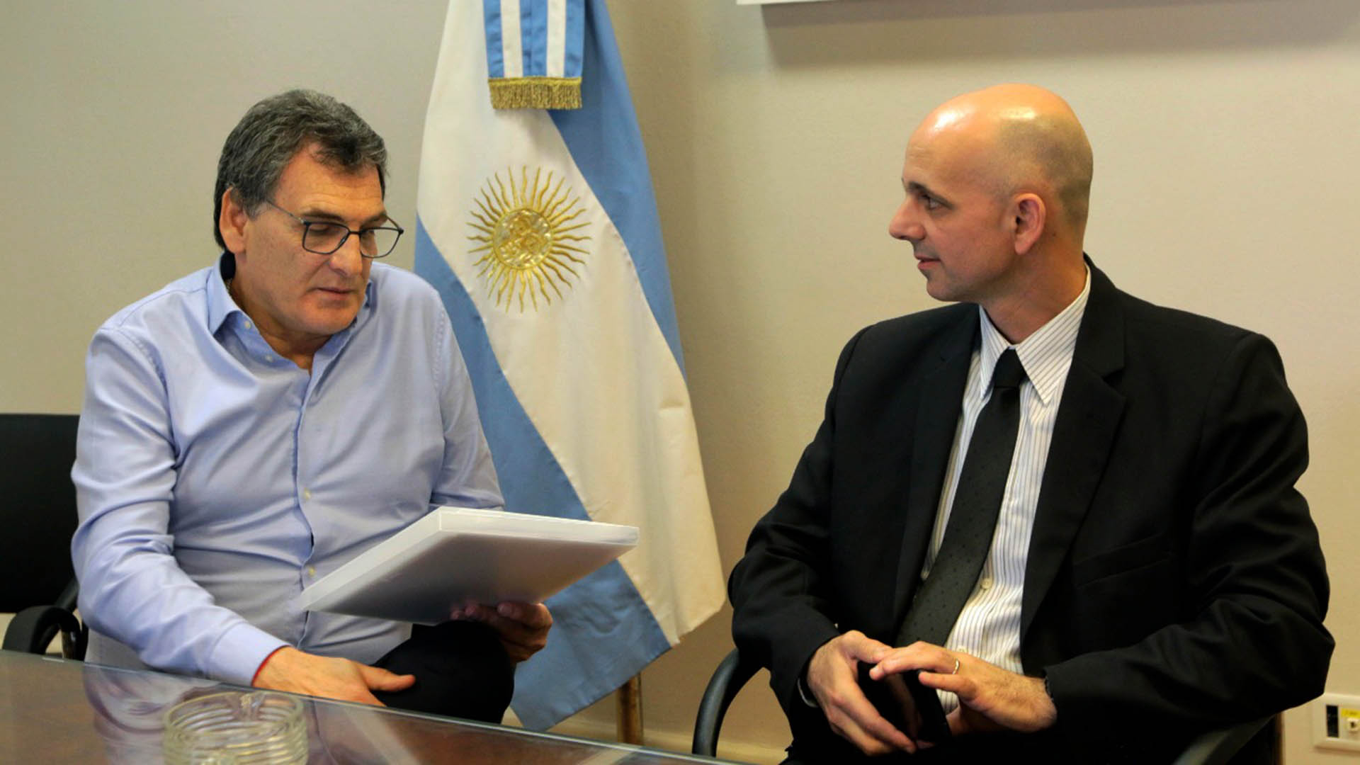 Claudio Avruj junto a Maximiliano Sbert, hijo de héroe de Malvinas que hoy fue identificado