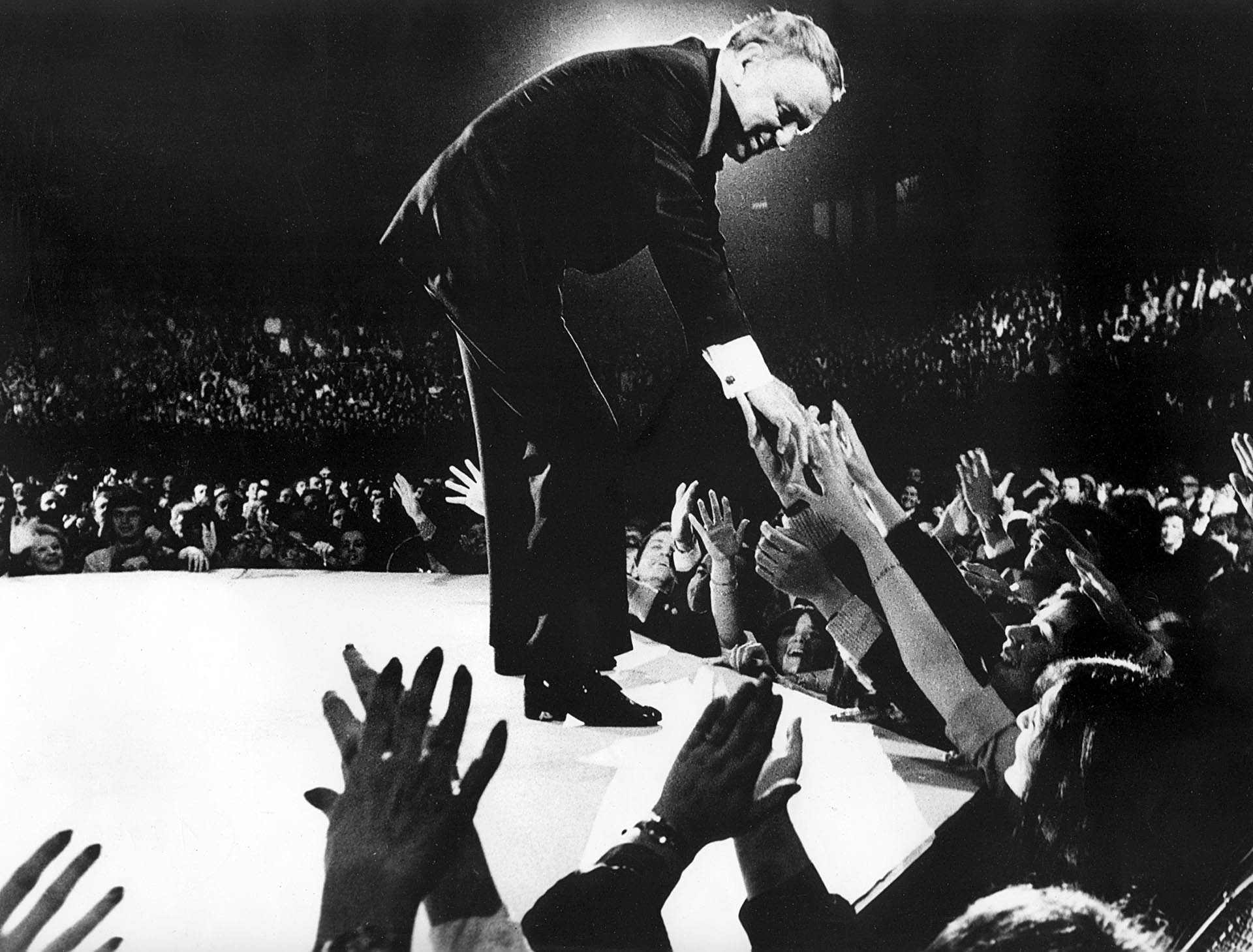 Frank Sinatra en uno de sus dos recitales en el Luna Park (Foto: Prensa Penguin Random House)