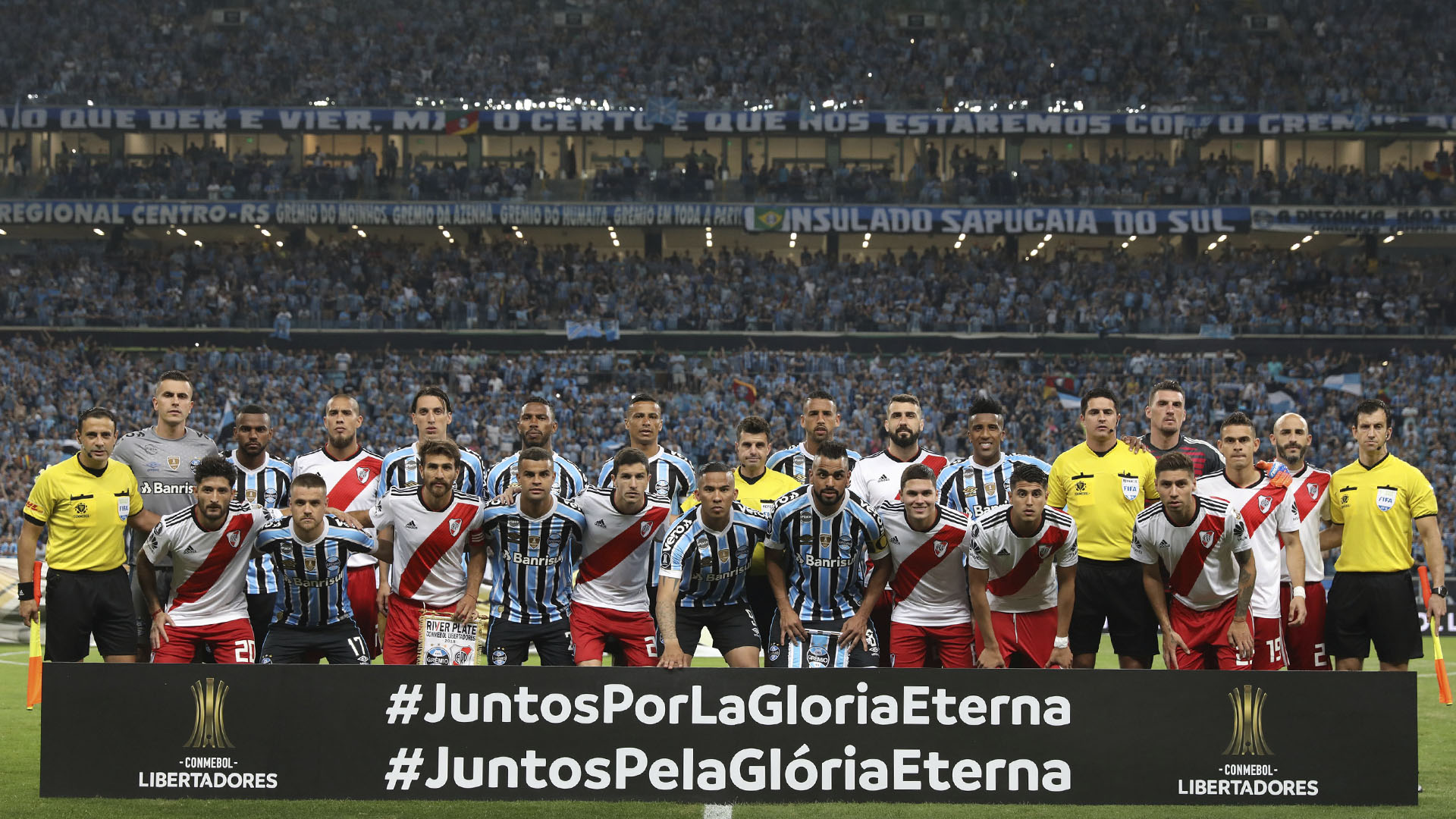 Los equipos posaron juntos a minutos del inicio de la semifinal que determinó la clasificación de River a la final. Espera por Palmeiras o Boca. El equipo argentino ganó 2 a 0 la ida y definirá la llave esta noche en Brasil (Reuters)