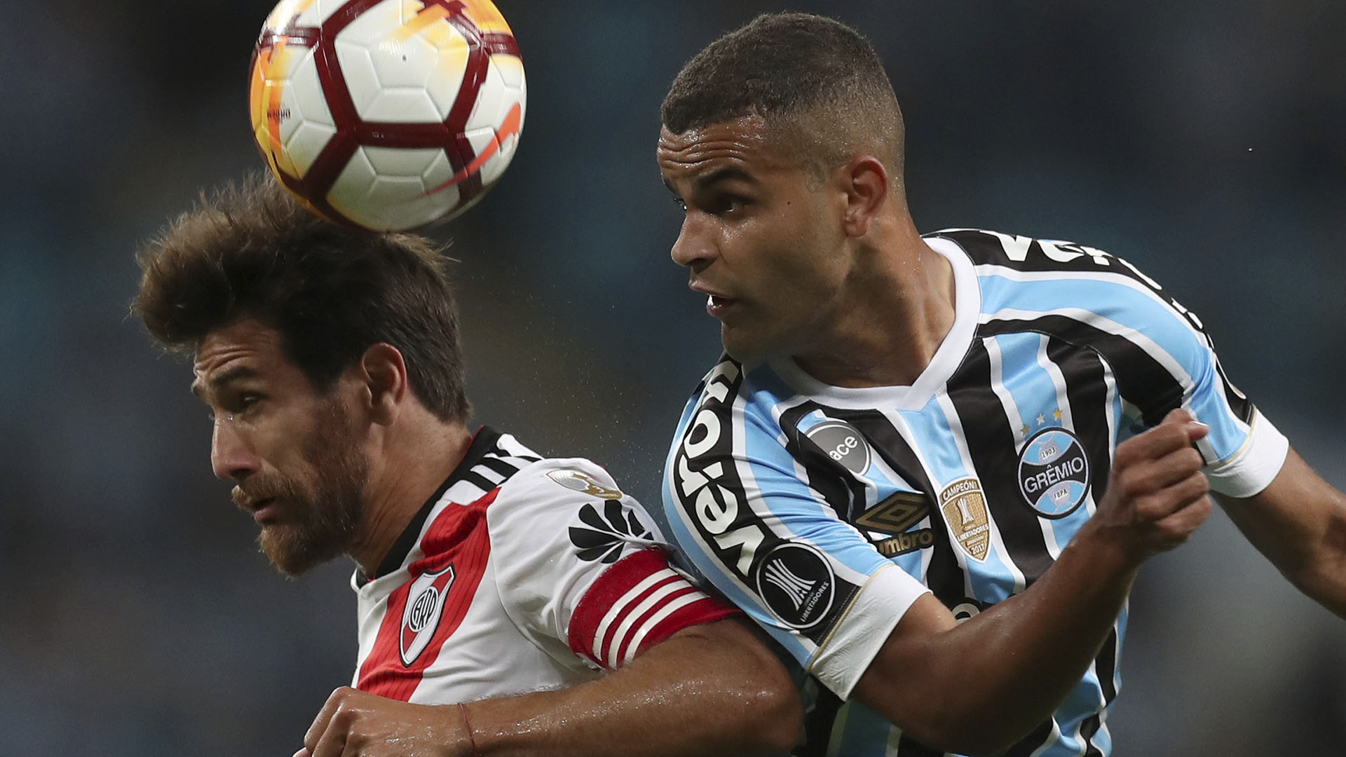 Leonardo Ponzio, el corazón del mediocampo de River, sufrió una lesión en el primer tiempo y debió salir. Se estima que por el cuadro no llegará a recuperarse para la ida de la final, a disputarse el próximo 7 de noviembre (Reuters)