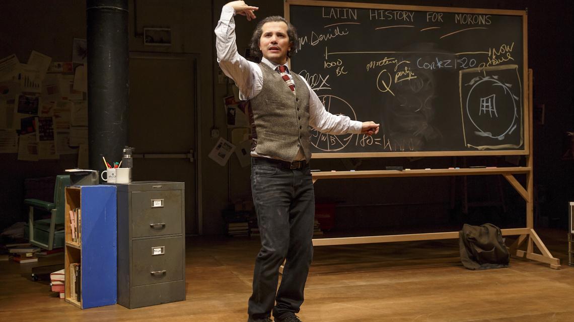 Leguizamo emigró con su familia a los Estados Unidos desde su país natal, Colombia, a los tres años.