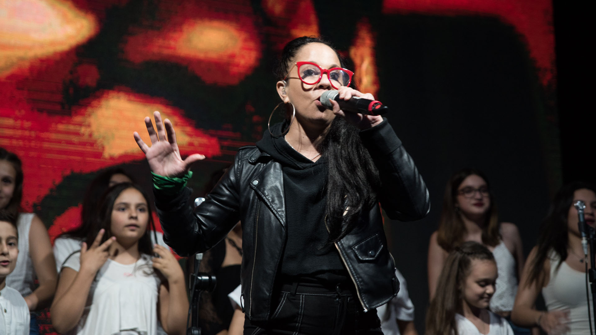 El primer show de la noche estuvo a cargo Miss Bolivia, quien junto a los raperos XXL Irione y Under Mc y un grupo de chicos, cantaron Ángeles Caídos, un tema impulsado por el colectivo #InfanciaEnDeuda para que se designe al Defensor de los Derechos de los niños