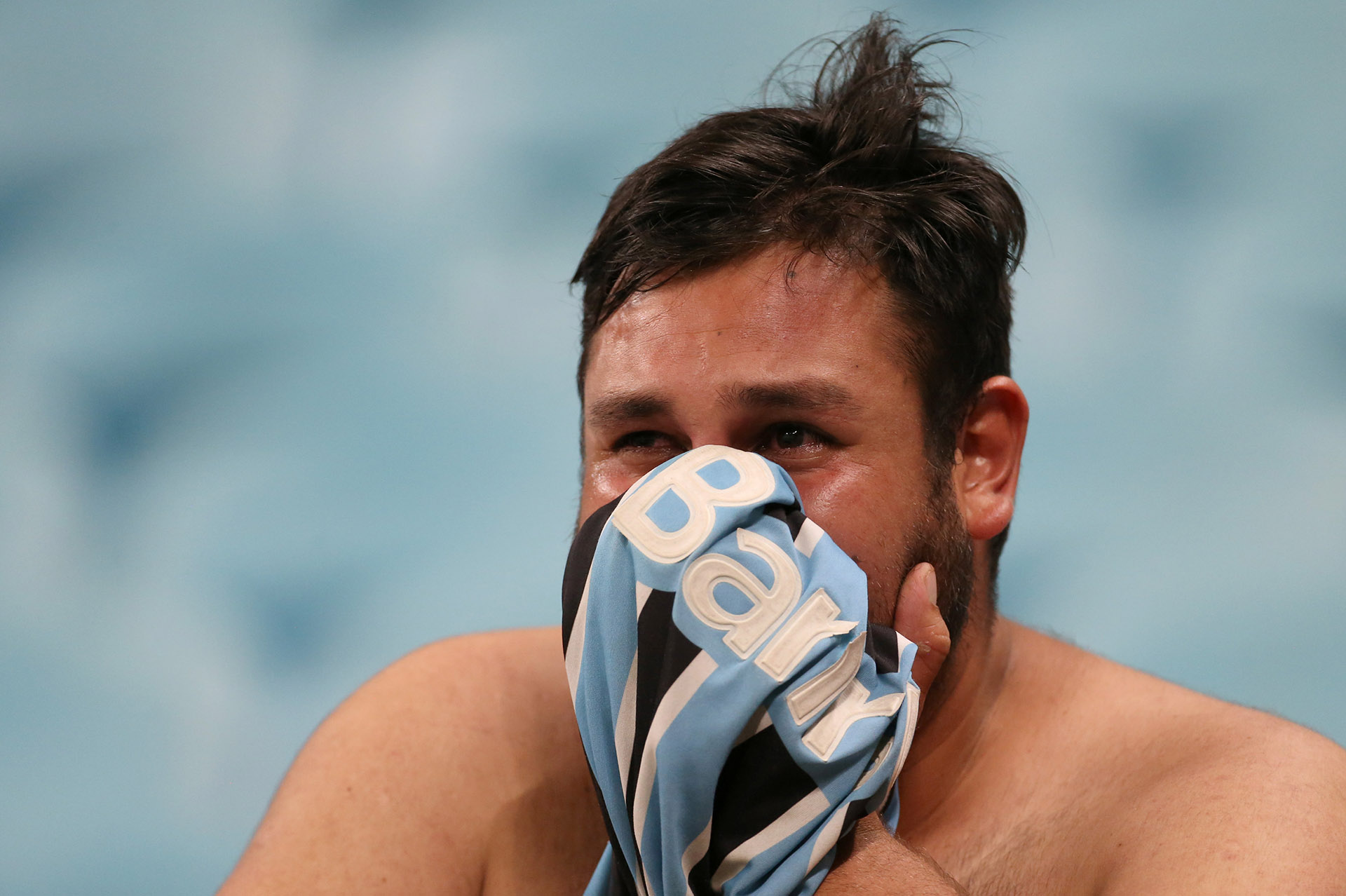 Un hincha de Gremio de Porto Alegre no puede creer la eliminación del equipo (REUTERS)