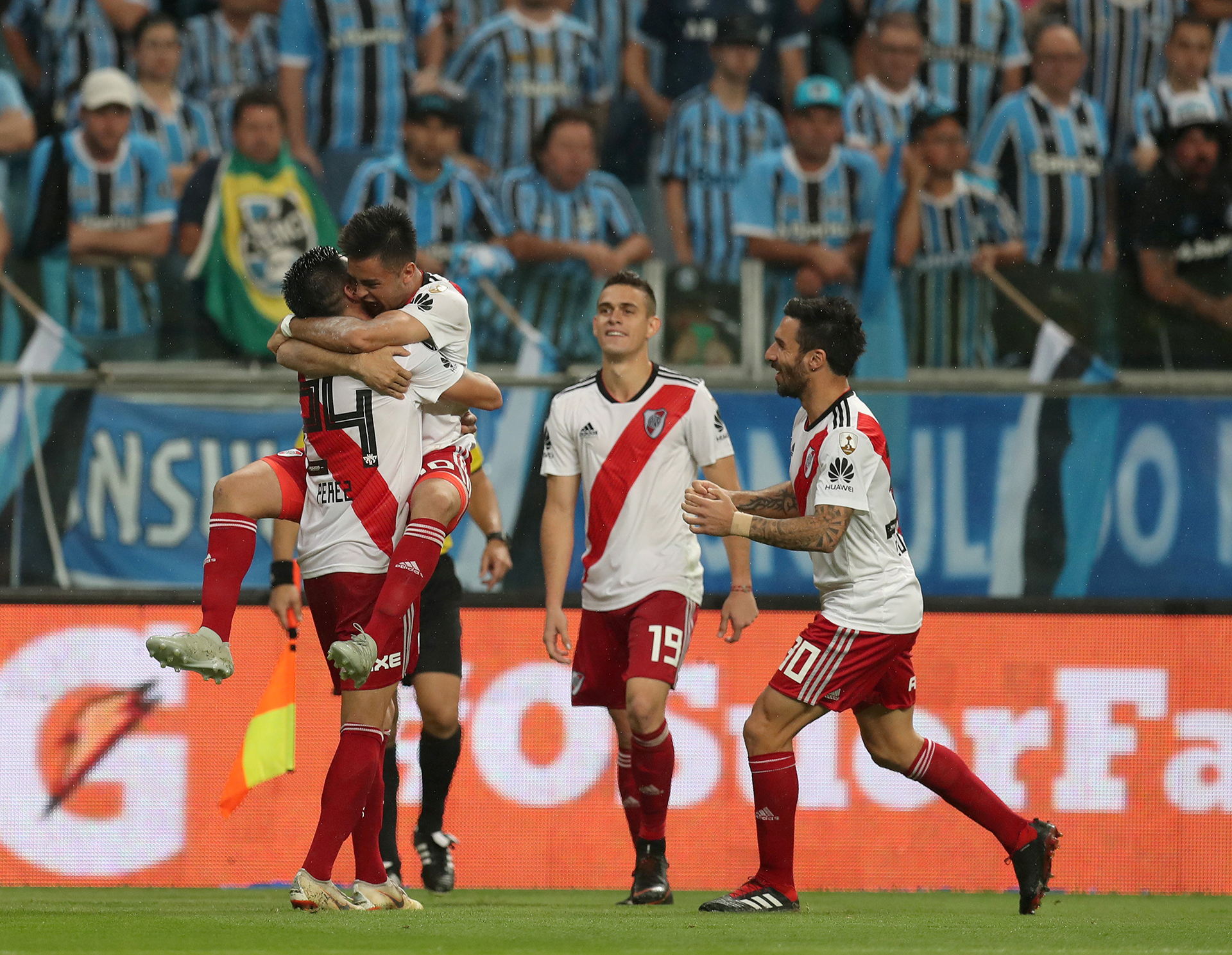 Gonzalo “Pity” Martínez se abraza con Enzo Pérez tras el 2-1 definitivo de River sobre Gremio (REUTERS)