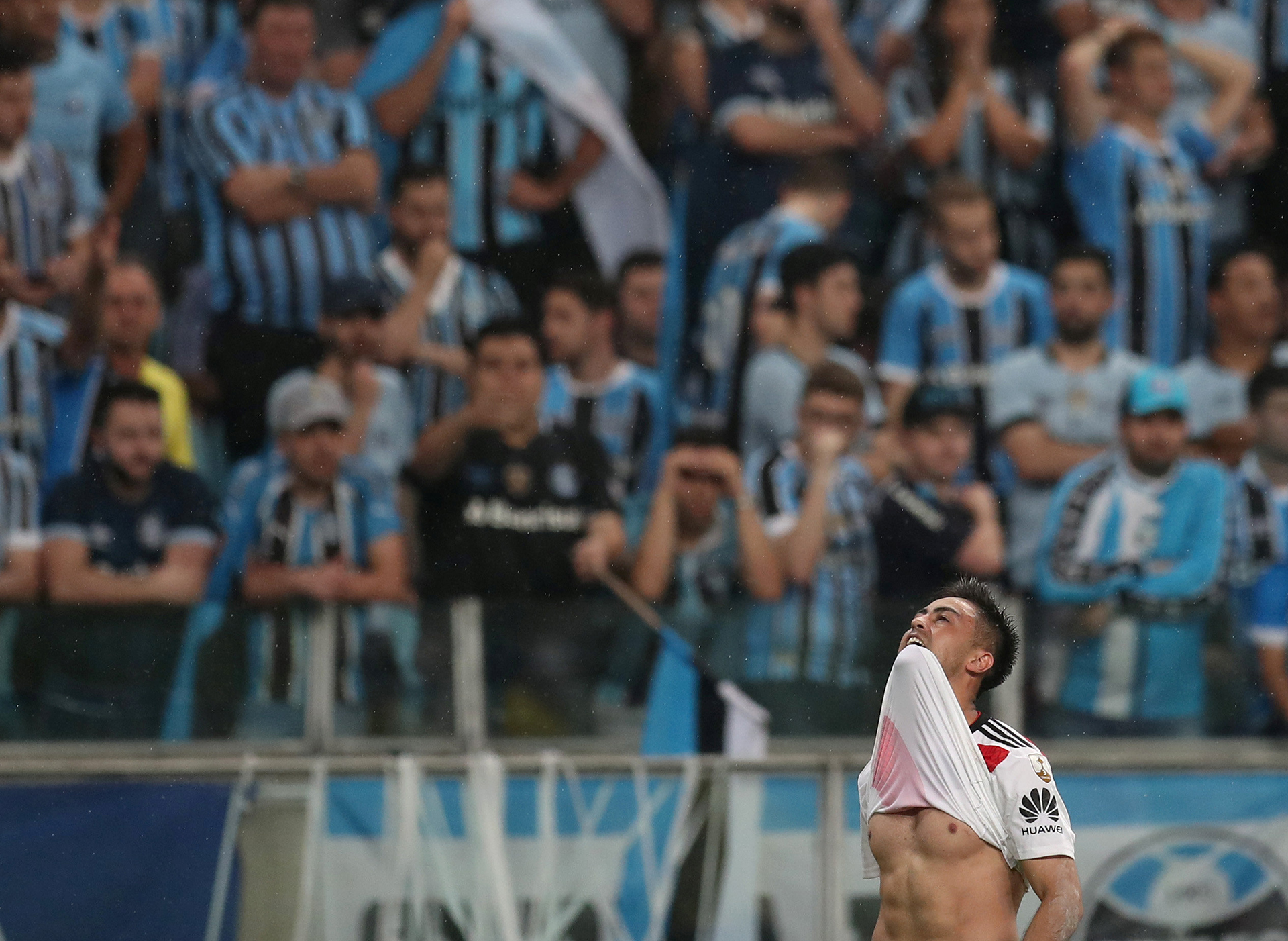 Los hinchas de Gremio no pueden creer cómo se le escapó el partido al equipo mientras Gonzalo Martínez mira al cielo para celebrar su gol, el de la clasificación de River a la final de la Copa Libertadores de América (REUTERS)