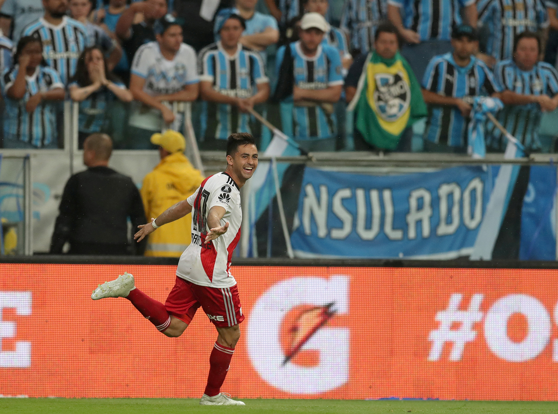 Gonzalo “Pity” Martínez celebra su gol de penal, el que le dio a River la clasificación a la final de la Copa Libertadores de América 2018 en el estadio Arena do Gremio de Porto Alegre (REUTERS)