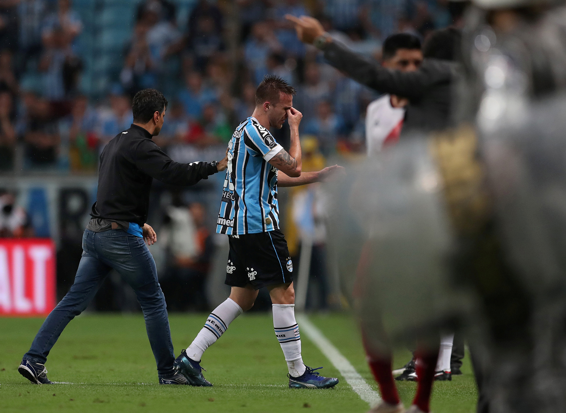 Bressan, jugador de Gremio, deja el campo de juego entre lágrimas ante la eliminación de la Copa Libertadores de América (REUTERS)