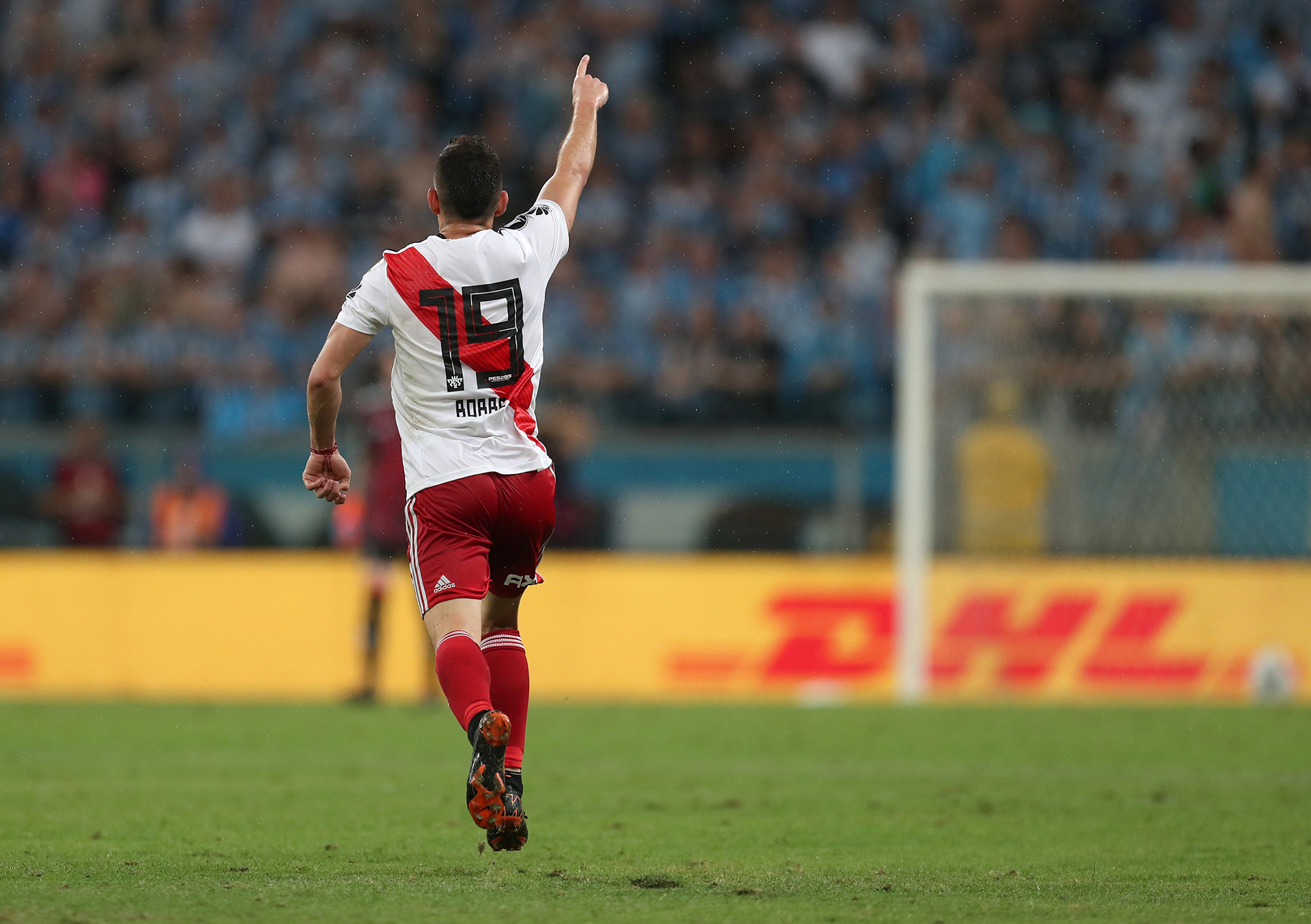 Rafael Santos Borré celebra su gol, el primero que silenció el Arena do Gremio (REUTERS)