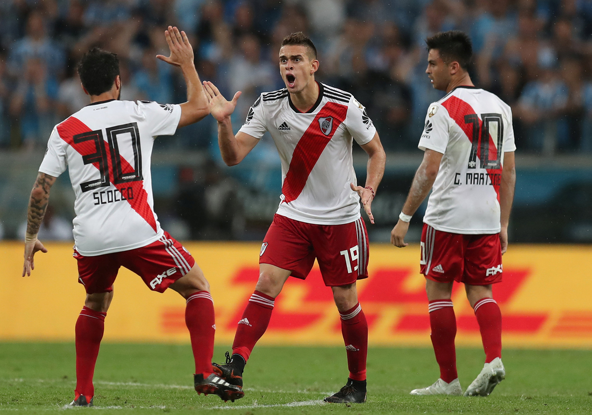 River había empatado la llave ante Gremio en Brasil gracias a Santos Borré, que celebra con sus compañeros, Ignacio Scocco y Gonzalo Martínez, mientras arenga para ir en busca del triunfo que los clasificaría a la final (REUTERS)