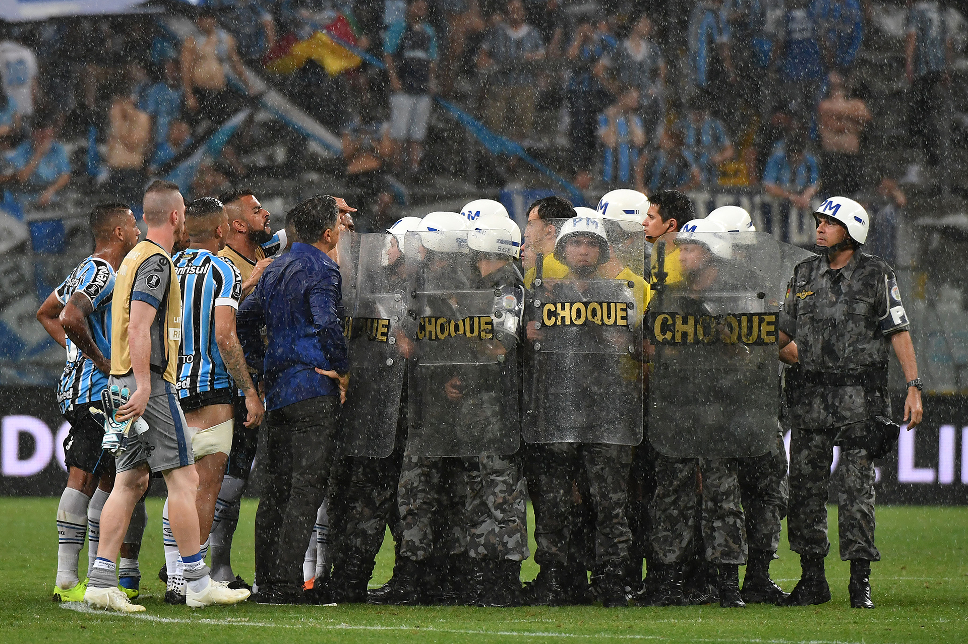 Los jugadores de Gremio de Porto Alegre rodean al árbitro Andres Cunha al finalizar el partido ante River de semifinal de la Copa Libertadores (AFP)
