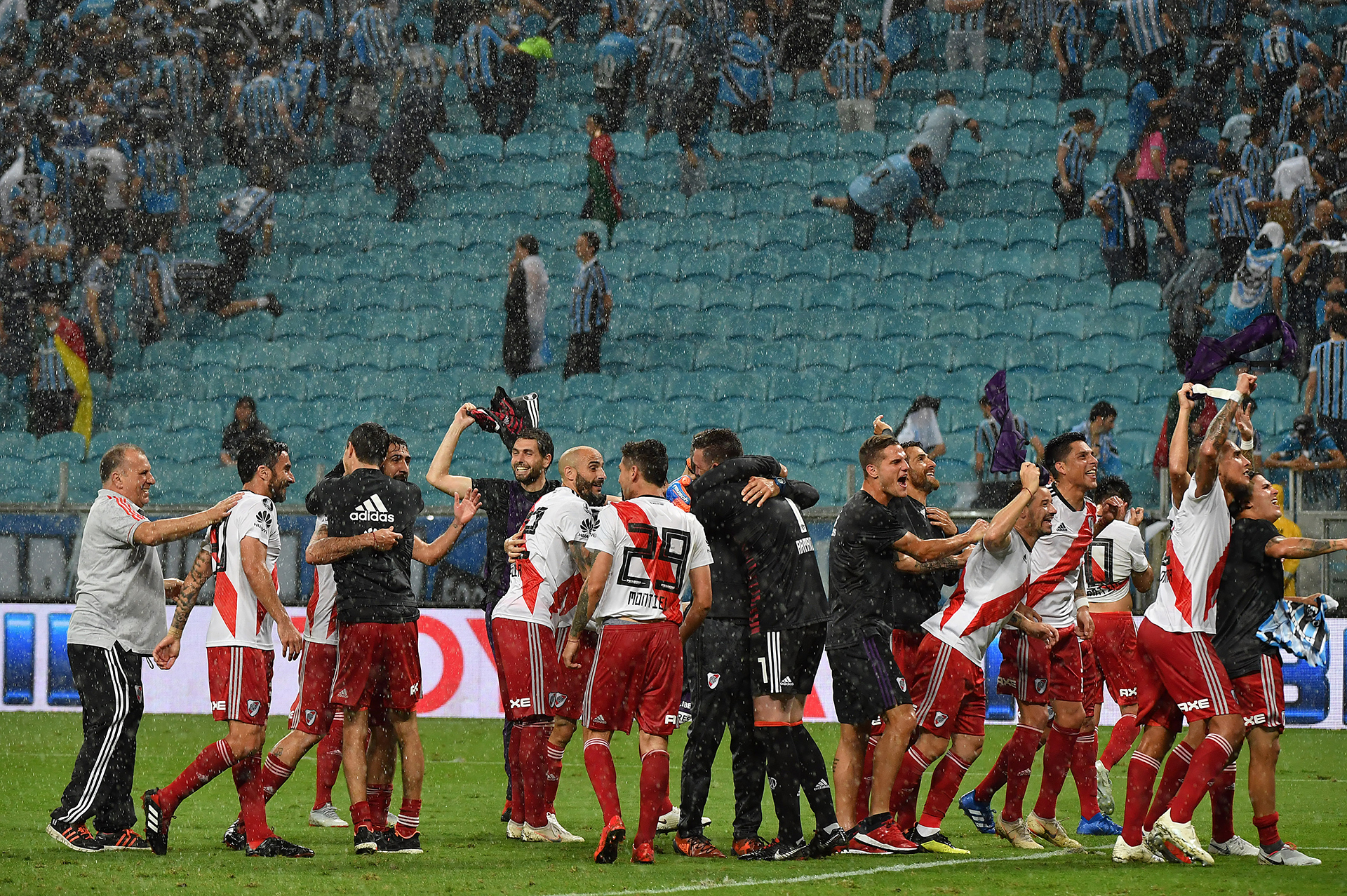La lluvia torrencial que cayó sobre Porto Alegre volvió más épica la noche de River (AFP)