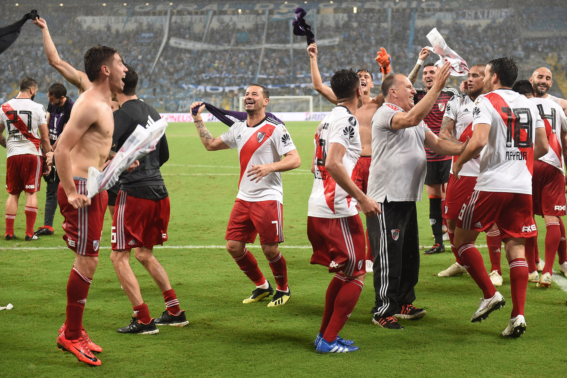 River se clasificó a la final de la Copa Libertadores y los jugadores celebraron frente a los hinchas por largo rato tras el partido (Fotobaires)
