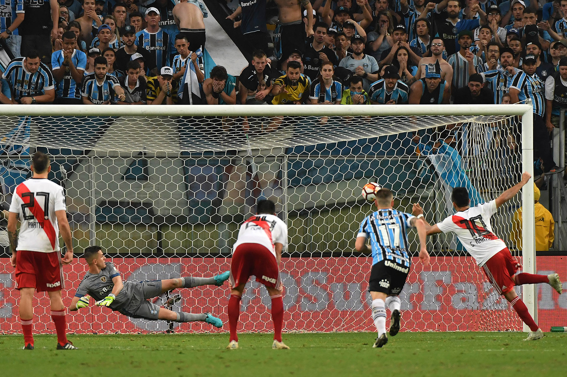 El momento de la ejecución del penal de “Pity” Martínez. La pelota besaría la red River se clasificaría a la final (AFP)