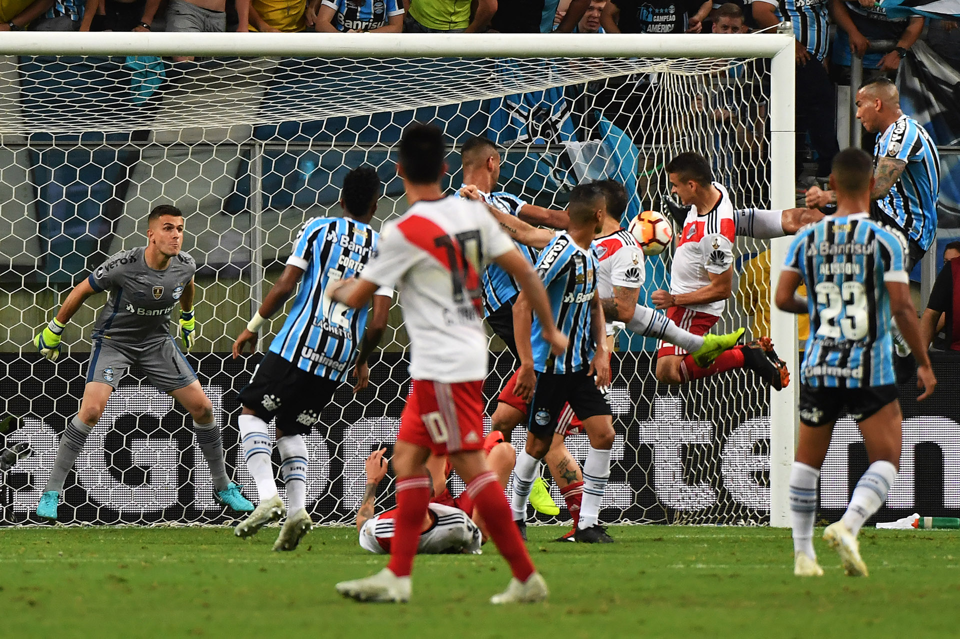 El momento previo al impacto de Rafael Santos Borré que determinó el empate de River ante Gremio en Porto Alegre (AFP)