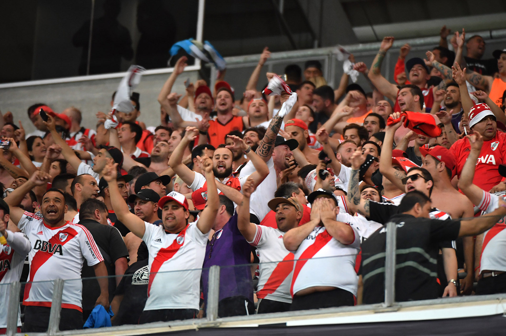 Los hinchas de River: emocionados, vibrantes en la noche de Porto Alegre (AFP)