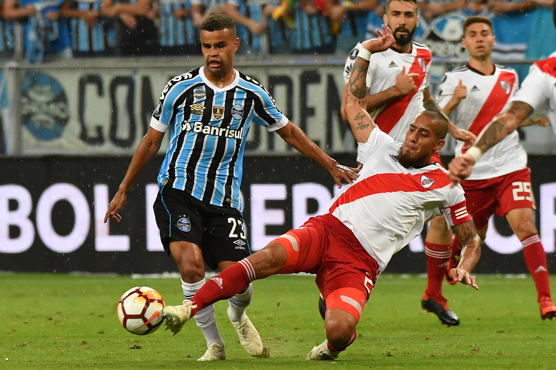 Alisson, de Gremio de Porto Alegre, mira la pelota que le quita Jonatan Maidana (AFP)