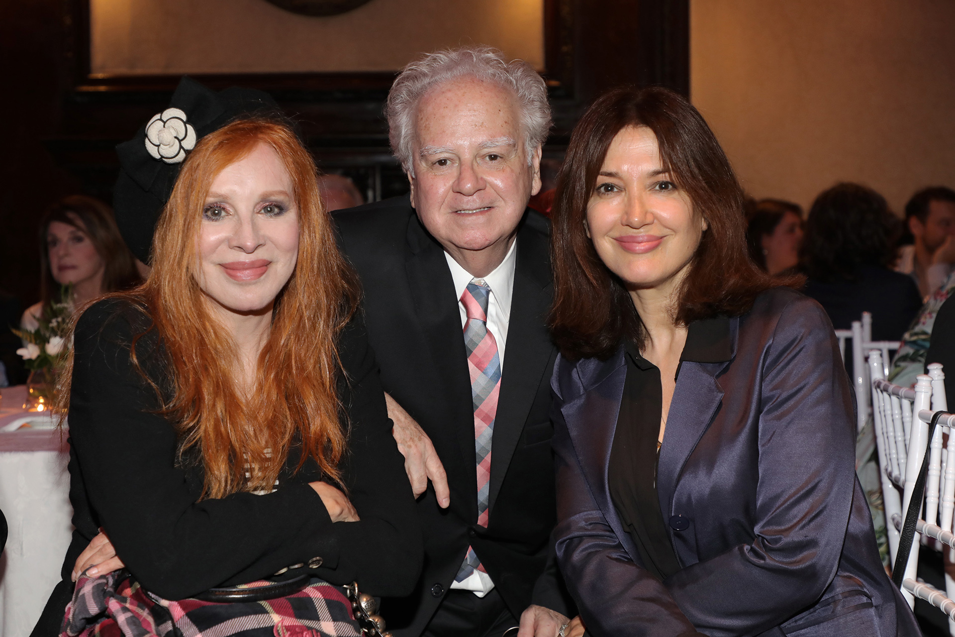 Nacha Guevara y Andrea Bonelli, con el director de cine y teatro