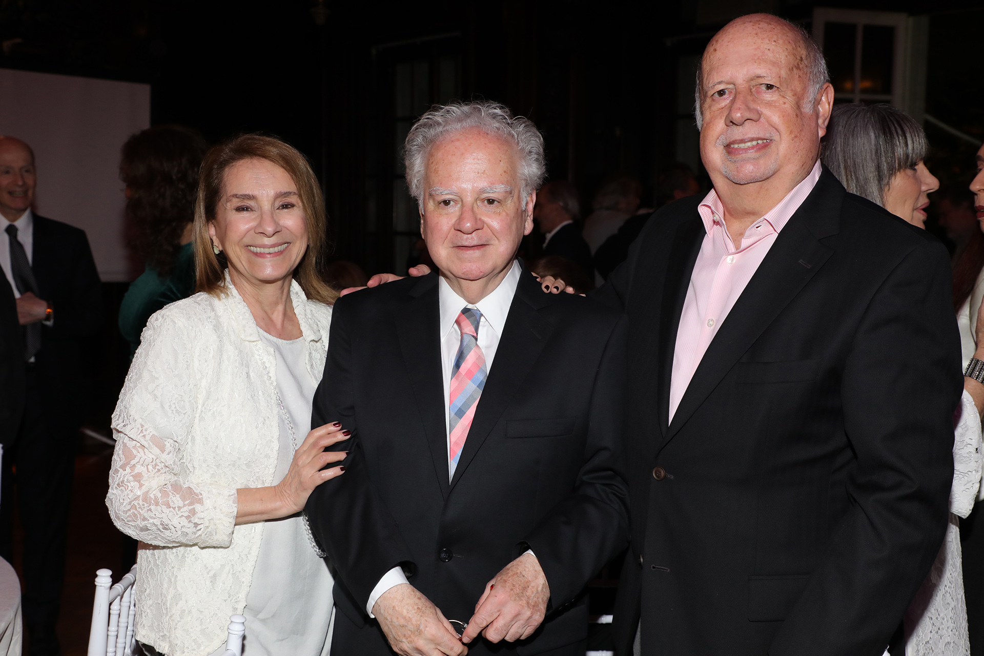 Selva Alemán y Jorge de Luján Gutiérrez flanquean a Oscar