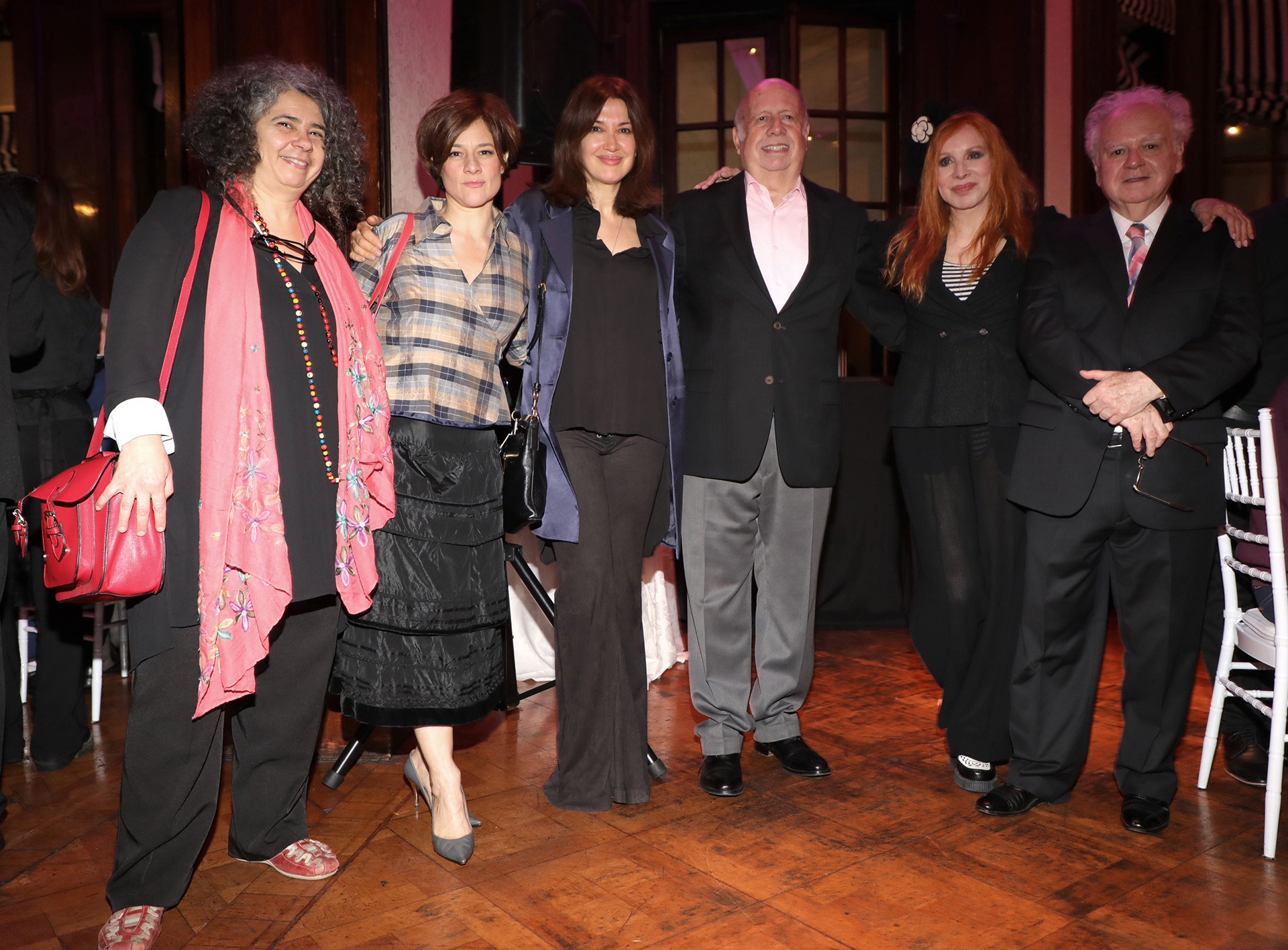 Leandra Rodríguez, Virginia Innocenti, Andrea Bonelli, Jorge De Luján Gutiérrex y Nacha Guevera, con Barney