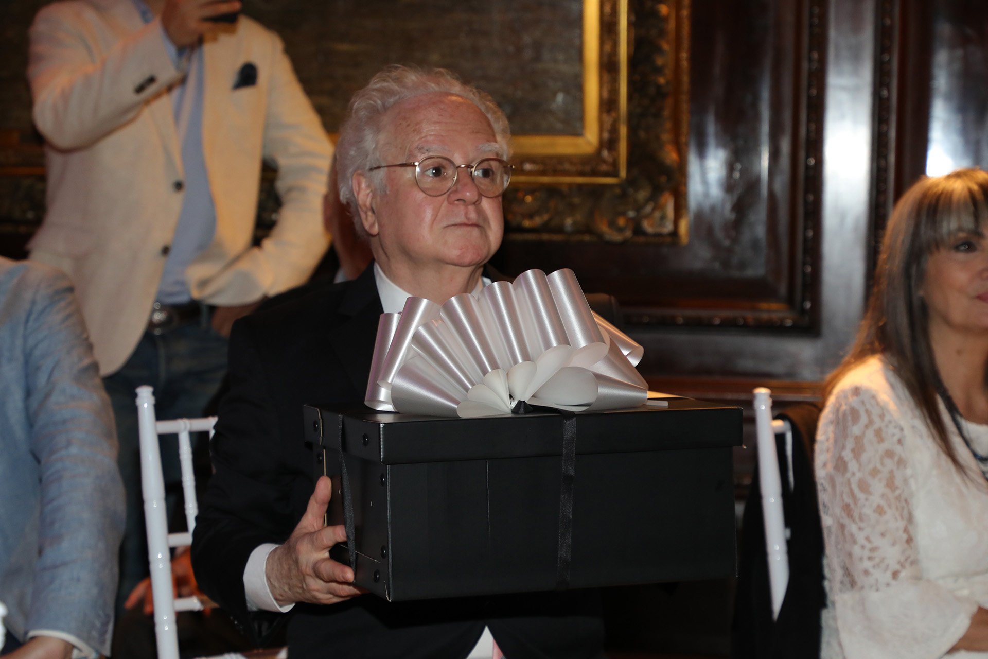 El director y guionista Oscar Barney Finn con uno de los regalos que recibió por su cumpleaños: sopló 80 velitas (Fotos: Christian Bochichio / Teleshow)