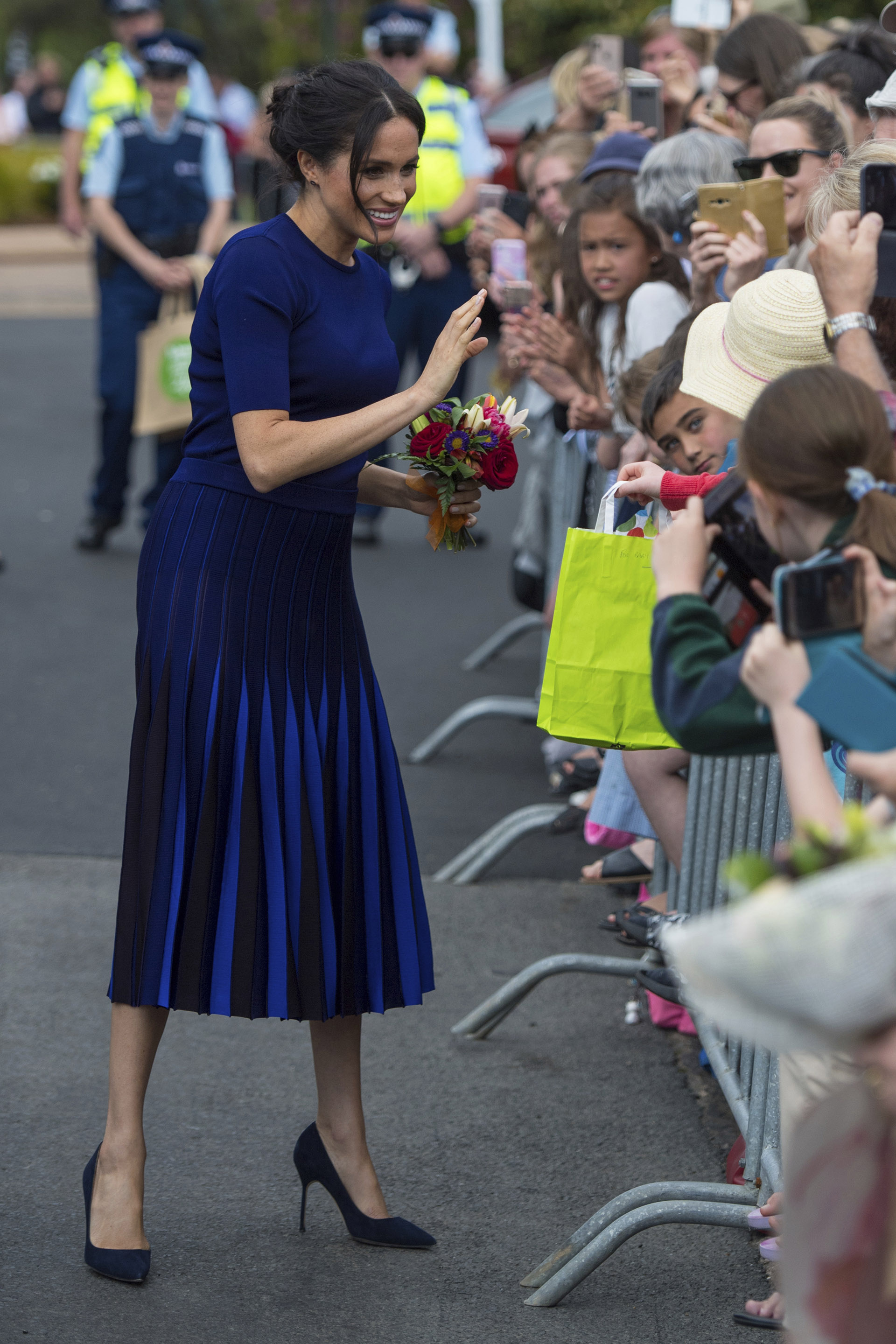 El combo de falda y suéter azul cobalto de Givenchy causó furor en las redes sociales, ya que ciertas fotos hacían que la tela se vea bastante transparente (AP Images)