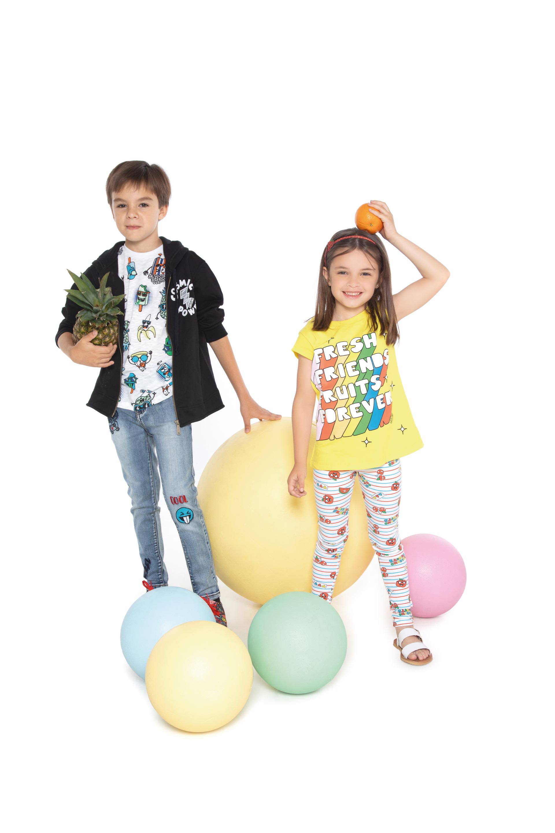Pedro: buzo canguro ($ 1.759), remera con estampa ($ 549), jean con parches ($ 1.979) y zapatillas con estampa ($ 1.099). Cata: remera con estampa y brillos ($ 549), leggings con frutas ($ 599), vincha ($ 219) y sandalias ($ 1.099).