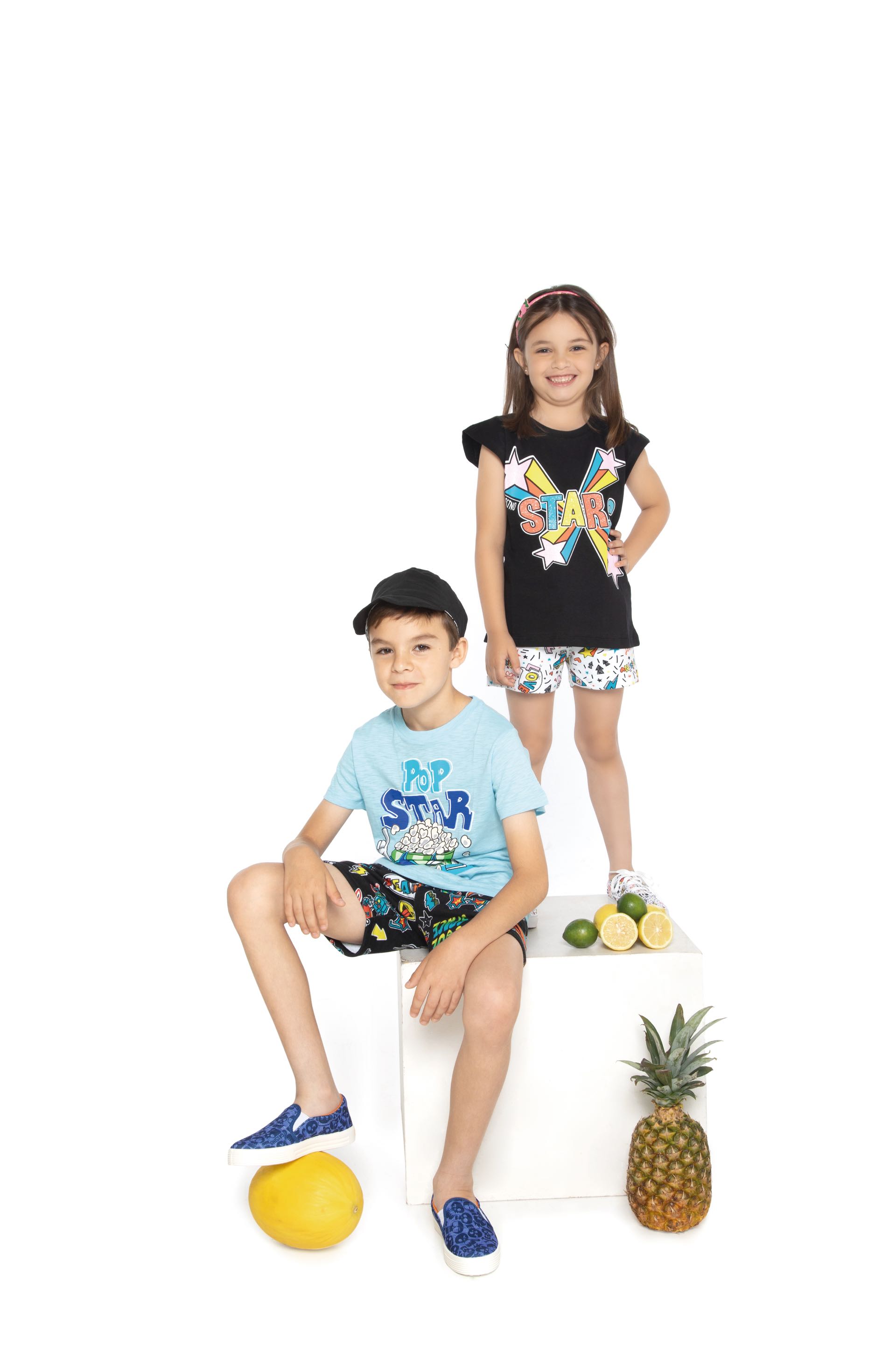 Pedro: remera con inscripción ($ 625), short de frisa estampado ($ 725) y panchas con calaveras ($ 1.099). Cata: remera star ($ 615), short con patines estampados ($ 699), zapatillas con estampa ($ 1.099) y vincha de glitter ($ 219).