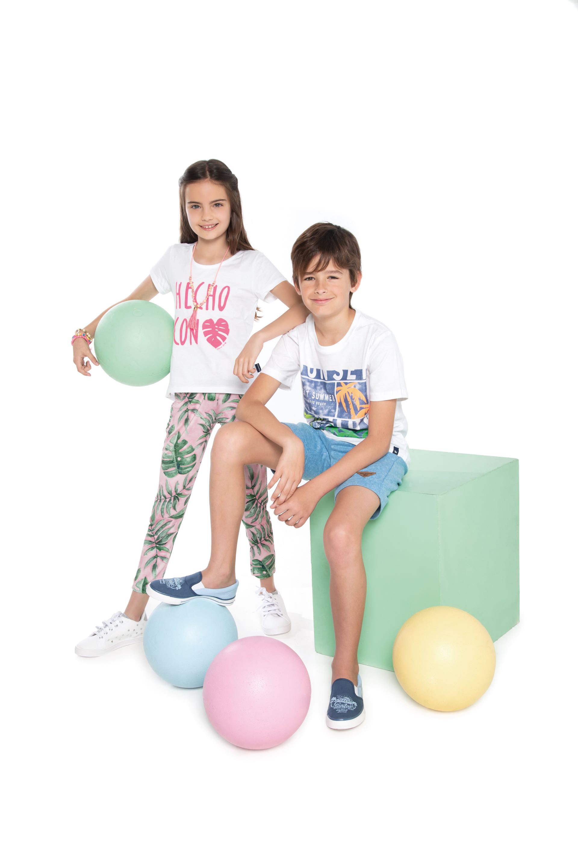 Ema: remera con inscripción ($ 535), pantalón estampado ($ 850), zapatillas ($ 898), colgante ($ 133) y pulseras ($ 113). Santos: remera con estampa ($ 560), short de jogging ($ 680) y panchas ($ 955).