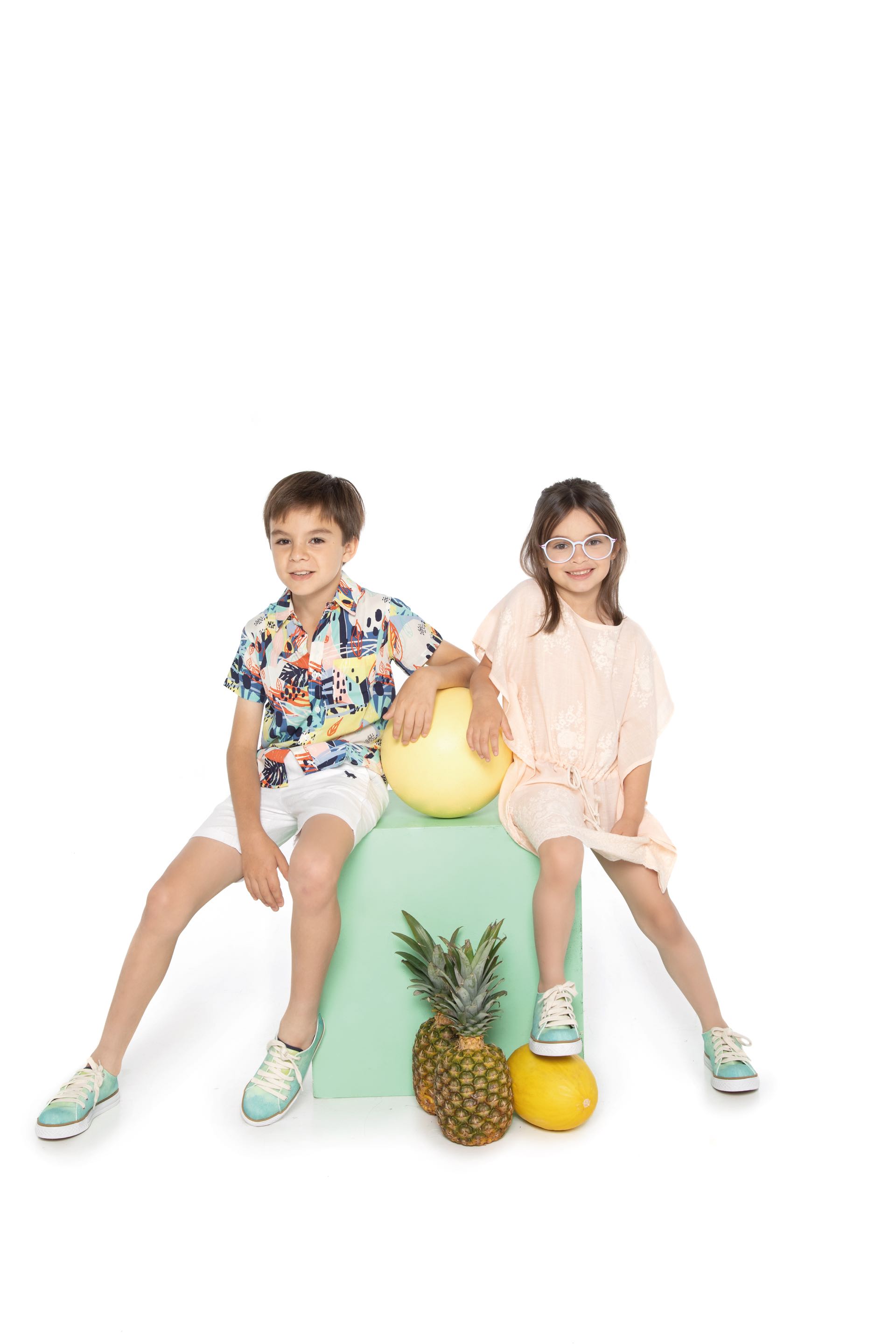 Pedro: camisa estampada ($ 1.150), bermudas de lino ($ 1.190) y zapatillas de lona ($ 1.290). Cata: túnica de voile de algodón bordado ($ 1.590) y zapatillas de lona ($ 1.290).