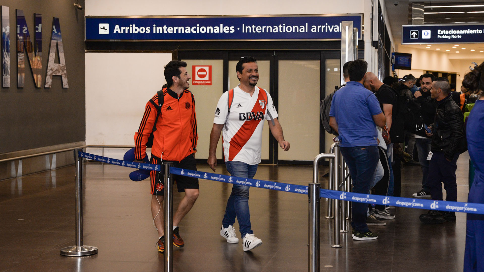 Decenas de fanáticos se arrodillaron ante el plantel de River tras la