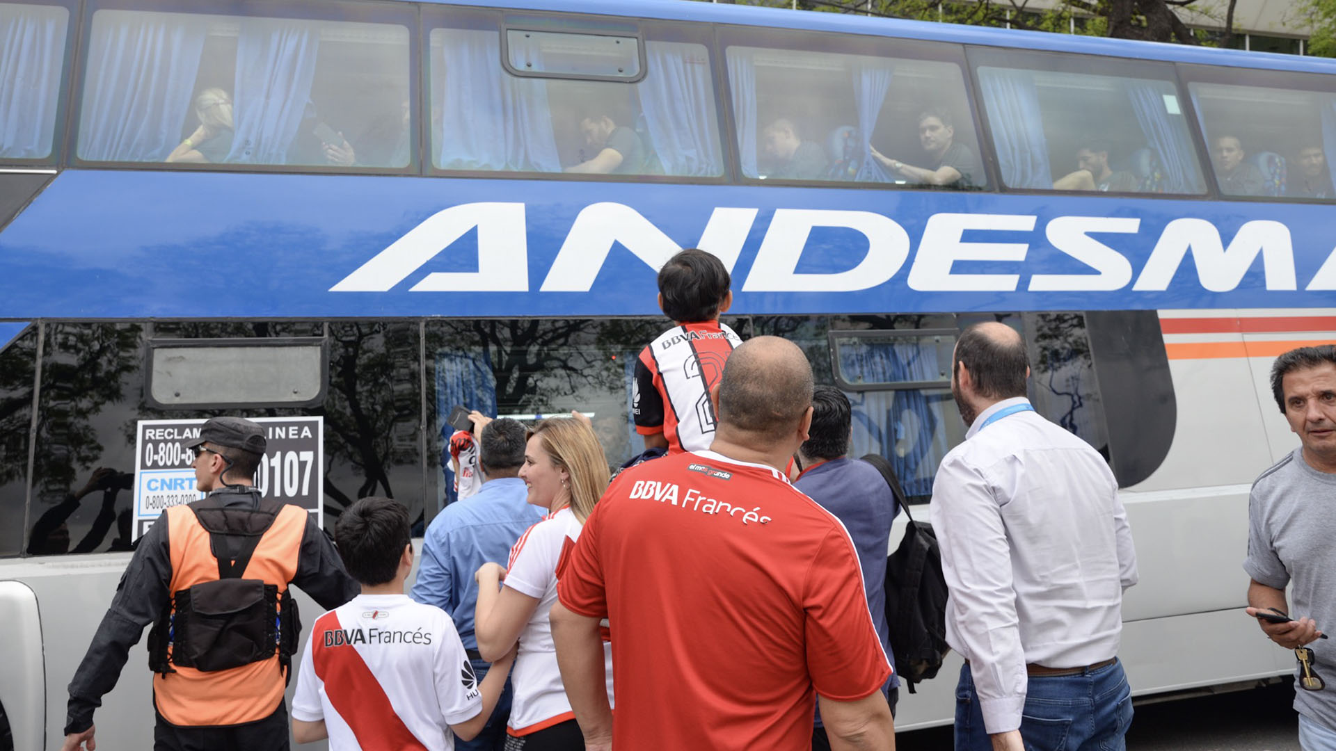 Decenas de fanáticos se arrodillaron ante el plantel de River tras la