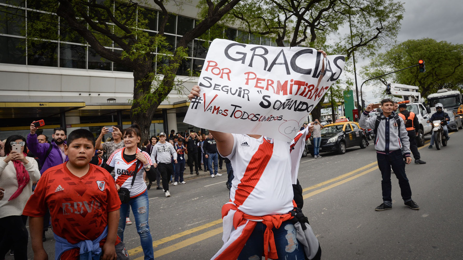 Decenas de fanáticos se arrodillaron ante el plantel de River tras la